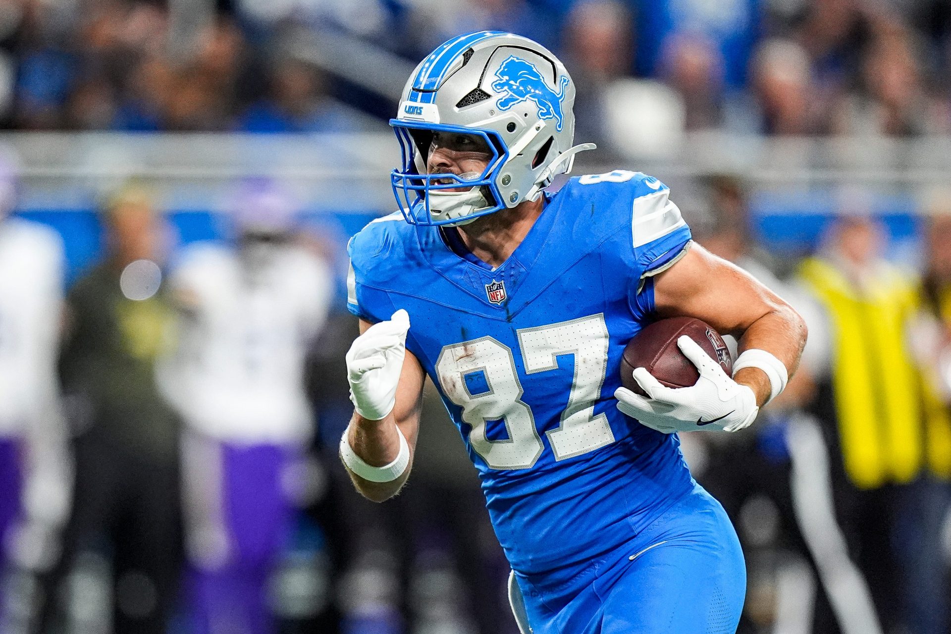 Detroit Lions tight end Sam LaPorta (87) makes a catch against Minnesota Vikings during the first half at Ford Field in Detroit on Sunday, November 2, 2025.