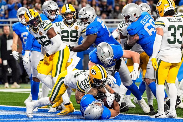 Detroit Lions running back David Montgomery (5) runs a touchdown against Green Bay Packers during the first half at Ford Field in Detroit on Thursday, Nov. 27, 2025.