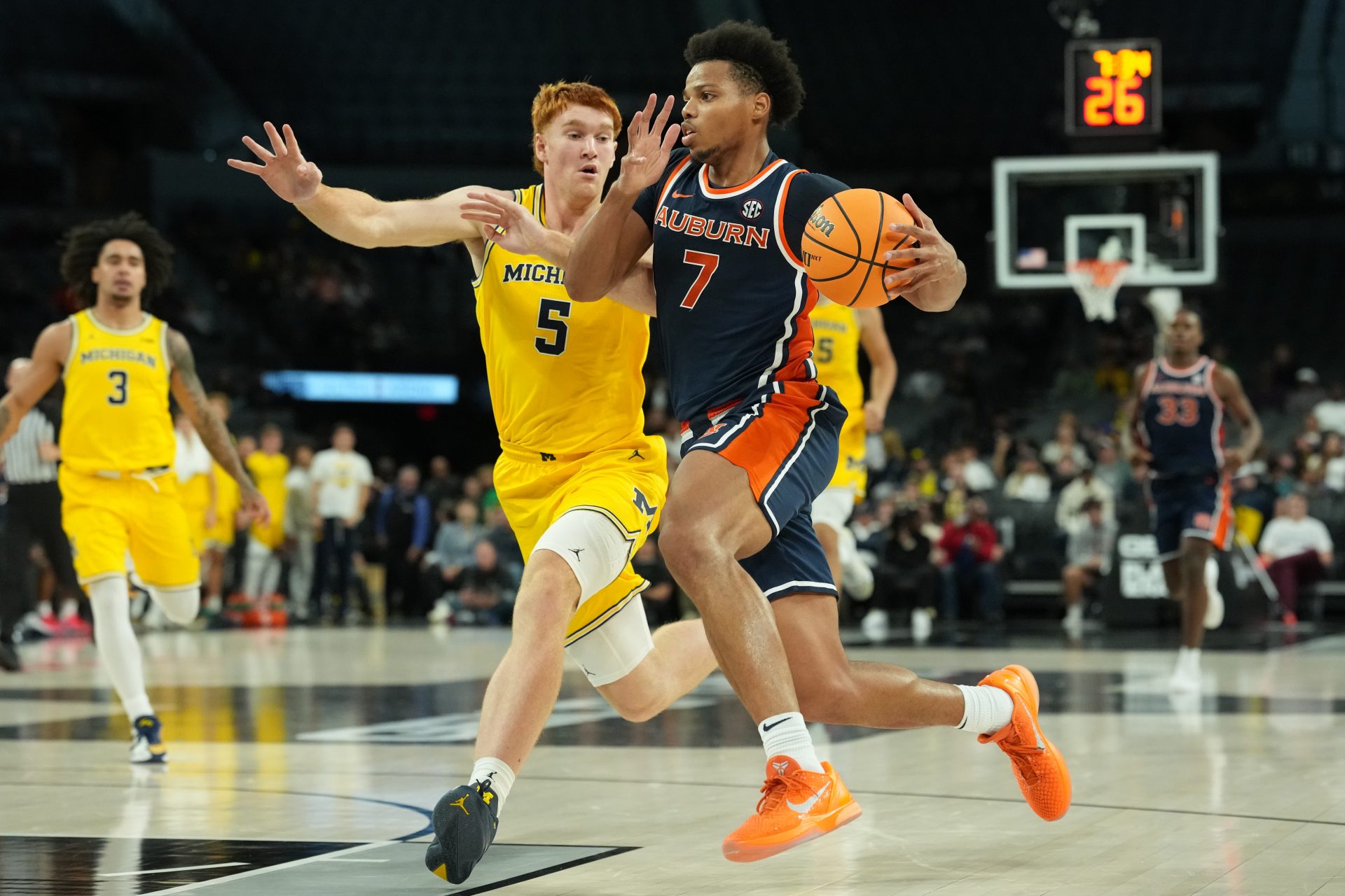 Auburn Tigers guard Keyshawn Hall (7) drives to the basket against Michigan Wolverines forward Oscar Goodman (5) during the second half in a 2025 Players Era Festival group play game at Michelob ULTRA Arena.