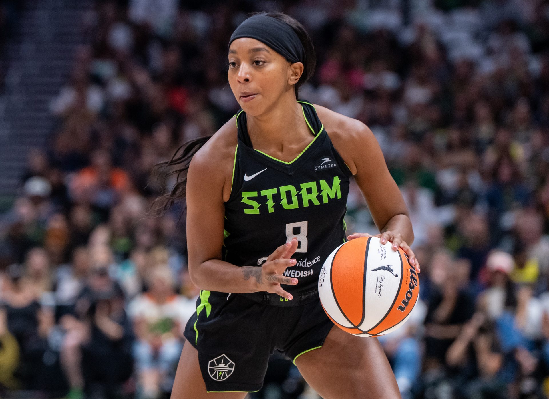 Seattle Storm guard Lexie Brown (8) dribbles the ball against the Dallas Wings at Climate Pledge Arena.