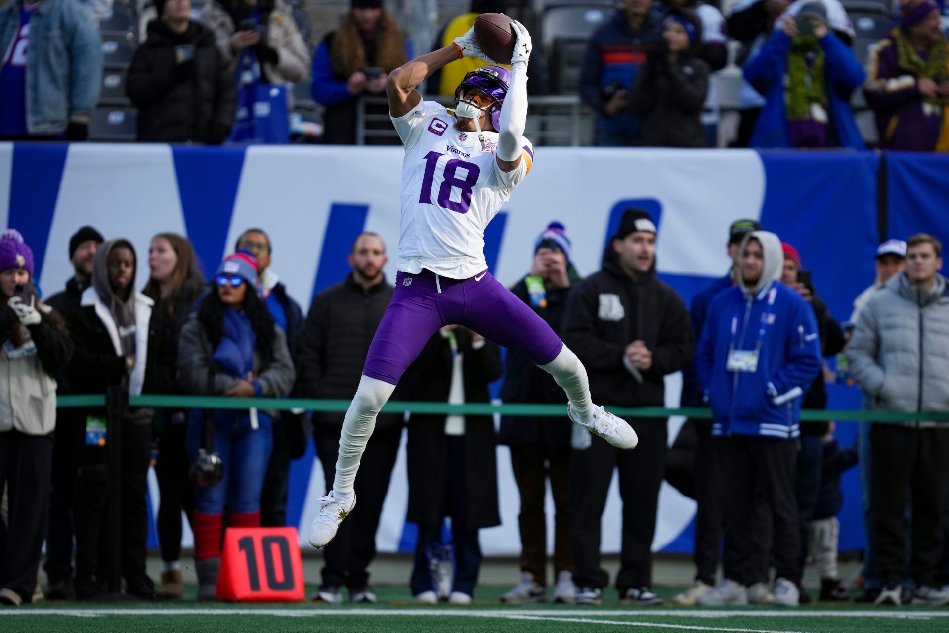 Minnesota Vikings wide receiver Justin Jefferson (18) catches the ball while warming up before a game against the New York Giants at MetLife Stadium, Dec 21, 2025, East Rutherford, NJ, USA