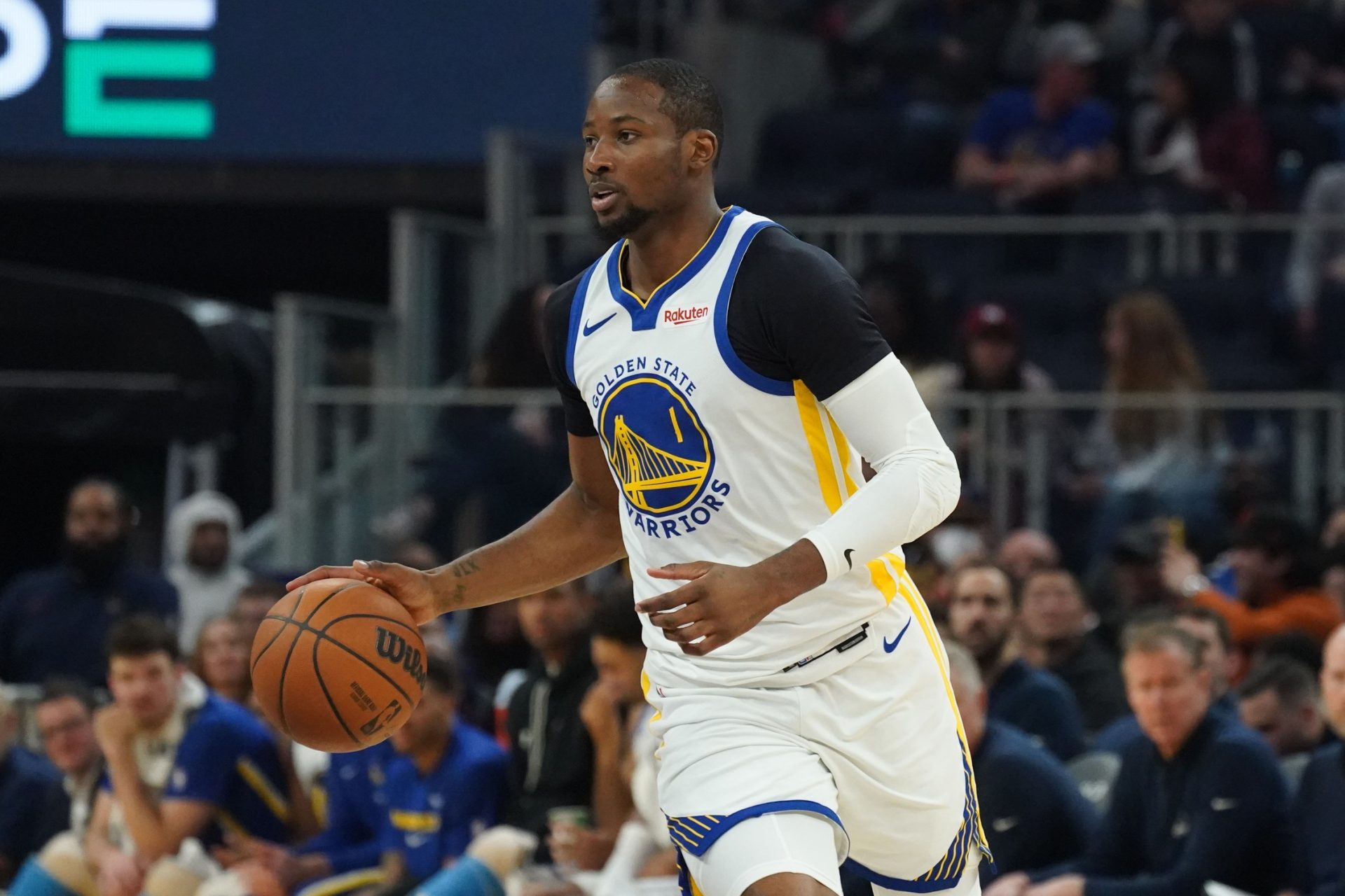 Golden State Warriors forward Jonathan Kuminga (1) looks to pass against the Toronto Raptors in the second quarter at Chase Center.