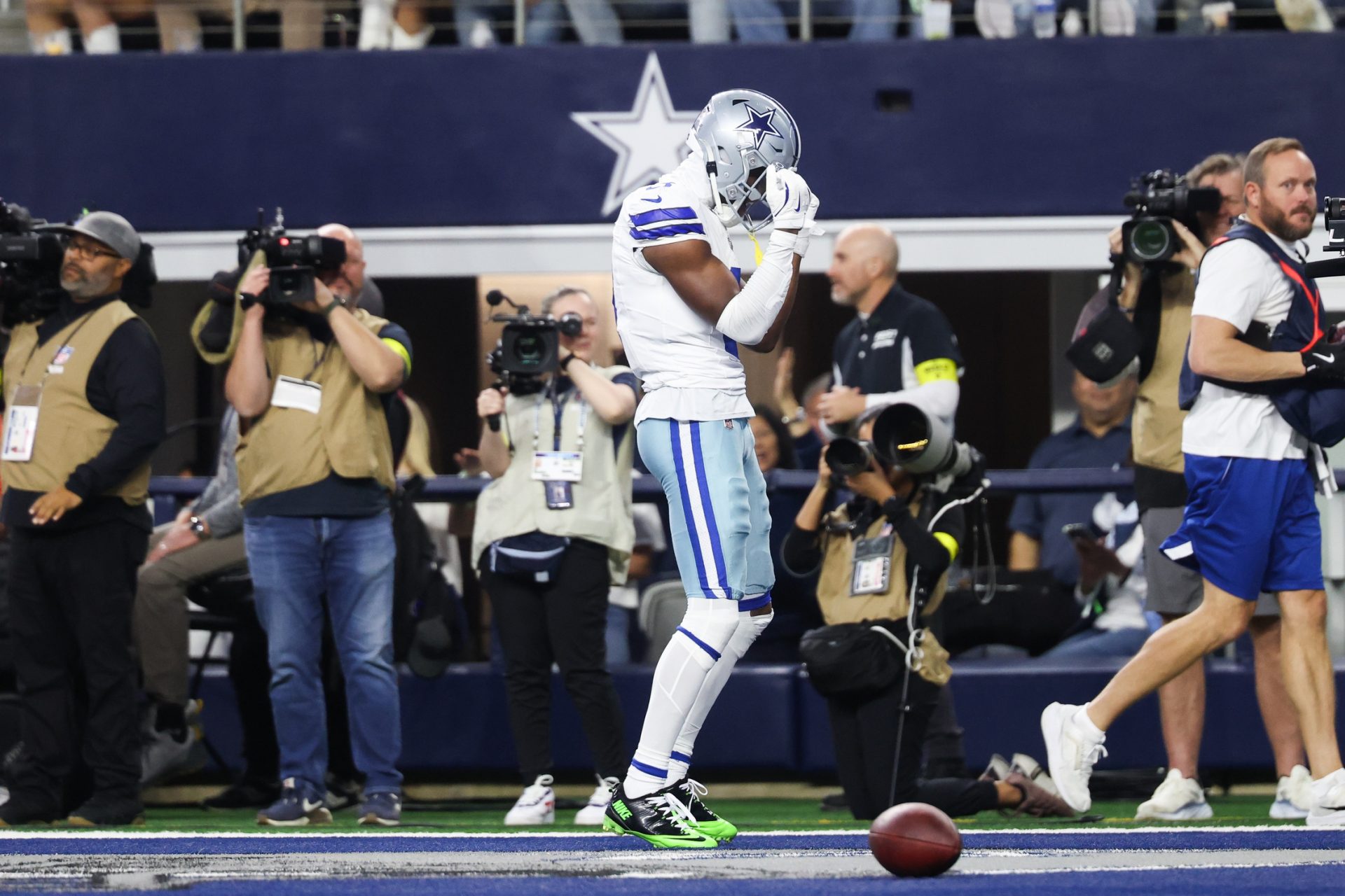 Dallas Cowboys wide receiver George Pickens (3) celebrates a touchdown in the second quarter against the Philadelphia Eagles at AT&T Stadium.