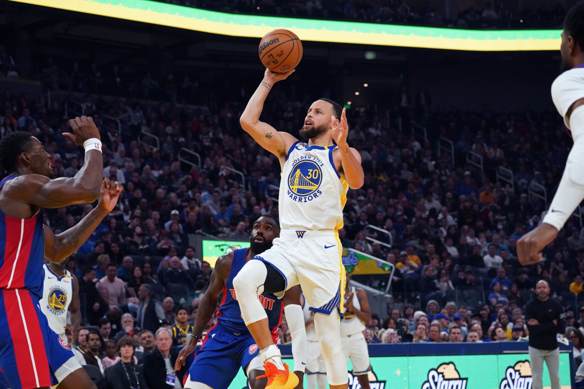 Golden State Warriors guard Stephen Curry (30) drives to the basket against the Detroit Pistons in the first quarter at Chase Center.