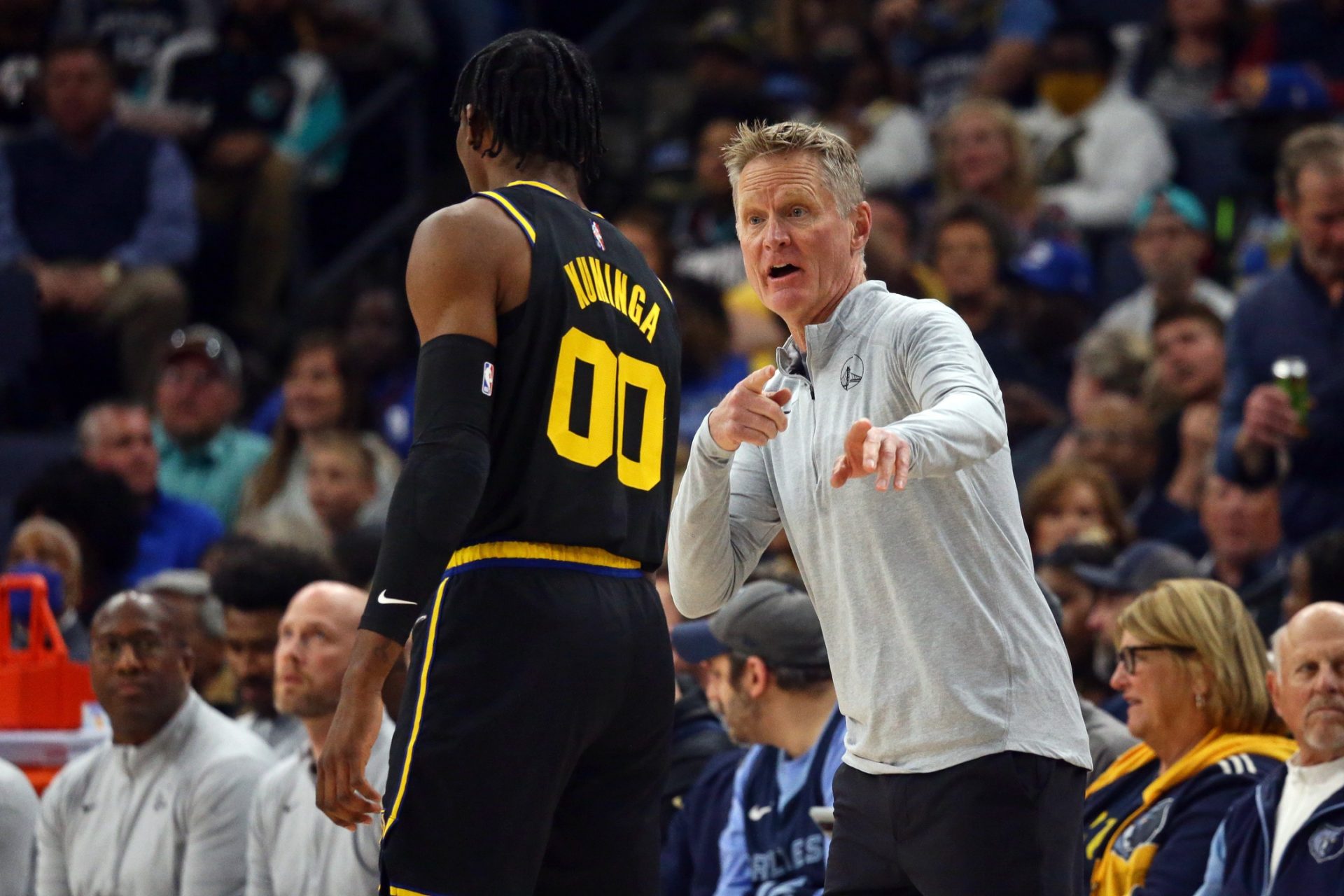 Golden State Warriors head coach Steve Kerr (right) talks with forward Jonathan Kuminga (00) during the first half against the Memphis Grizzlies at FedExForum.