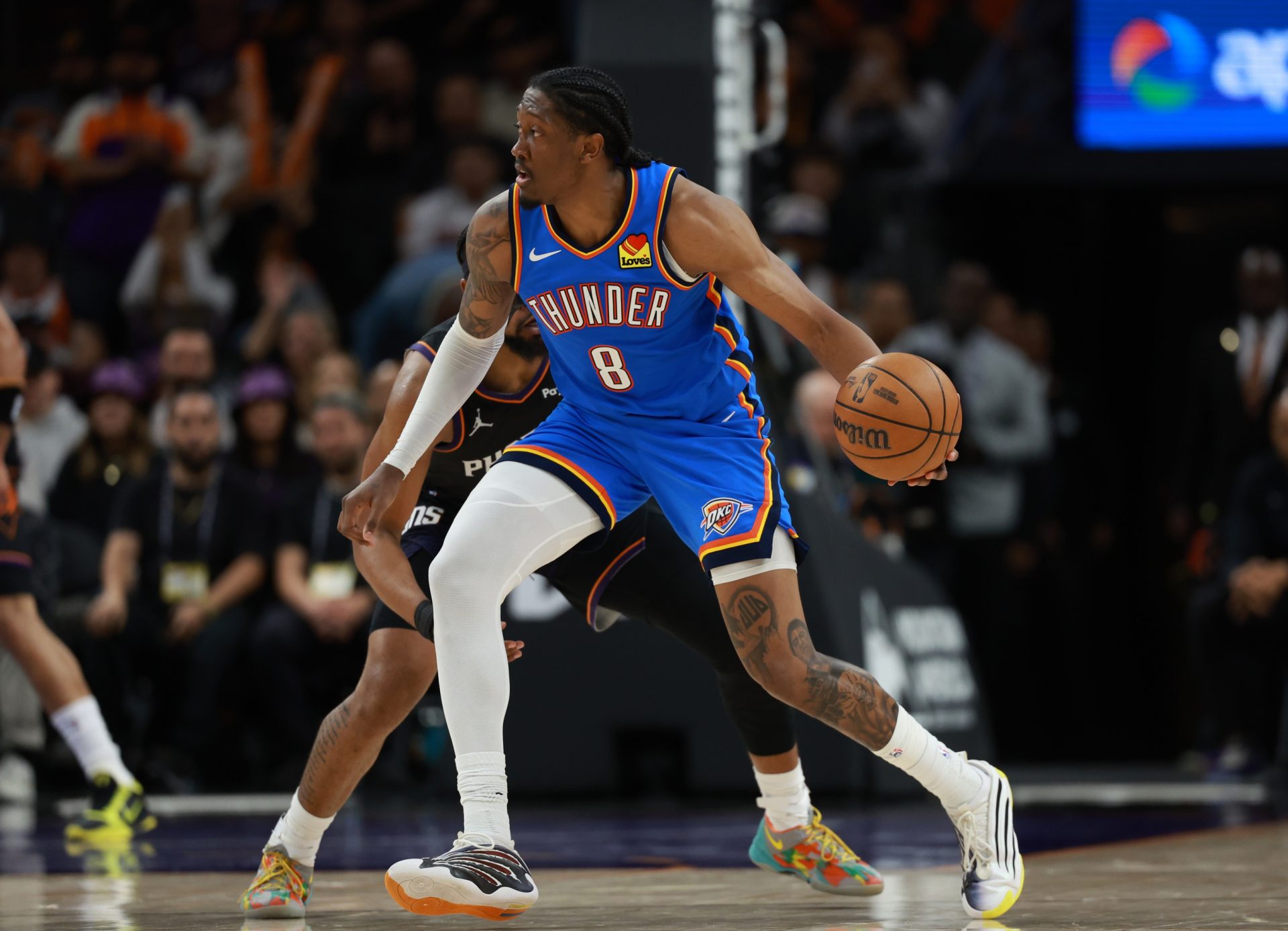Oklahoma City Thunder guard Jalen Williams (8) against the Phoenix Suns at Mortgage Matchup Center.
