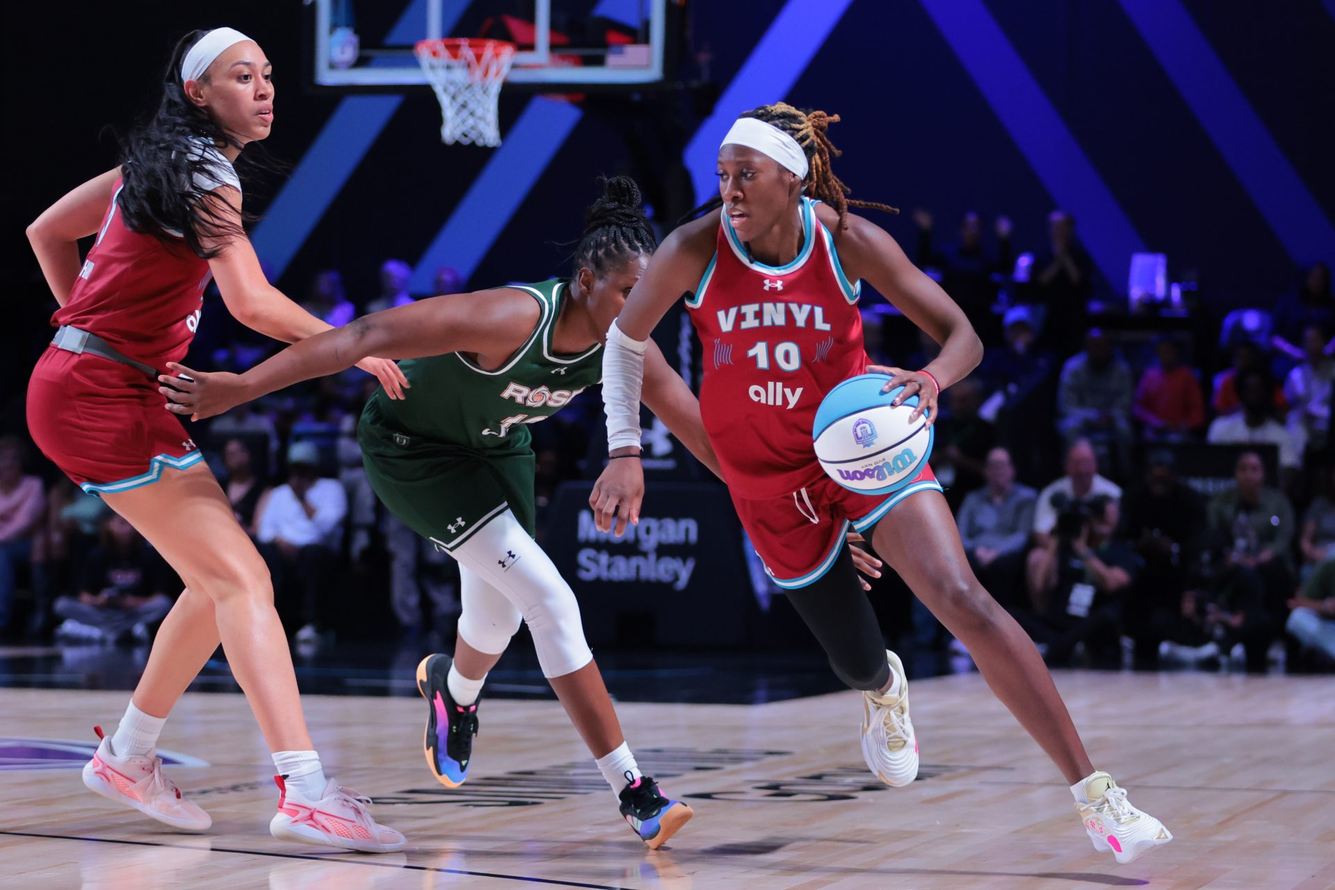 Vinyl BC guard Rhyne Howard (10) drives to the basket past Rose BC guard Chelsea Gray (12) during the second quarter of the Unrivaled Championship game at Wayfair Arena.