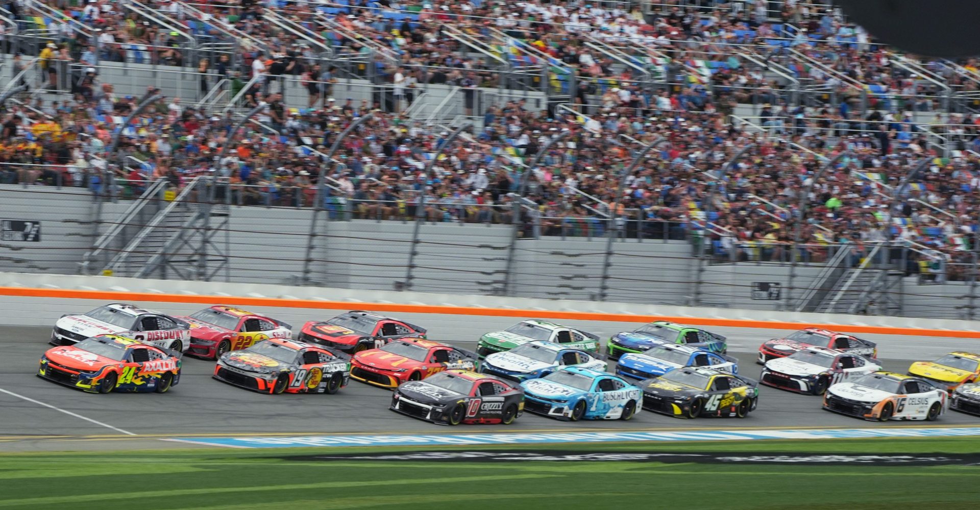 The field roars into the trioval, Sunday February 16, 2025 in the opening laps of the Daytona 500 at Daytona International Speedway.