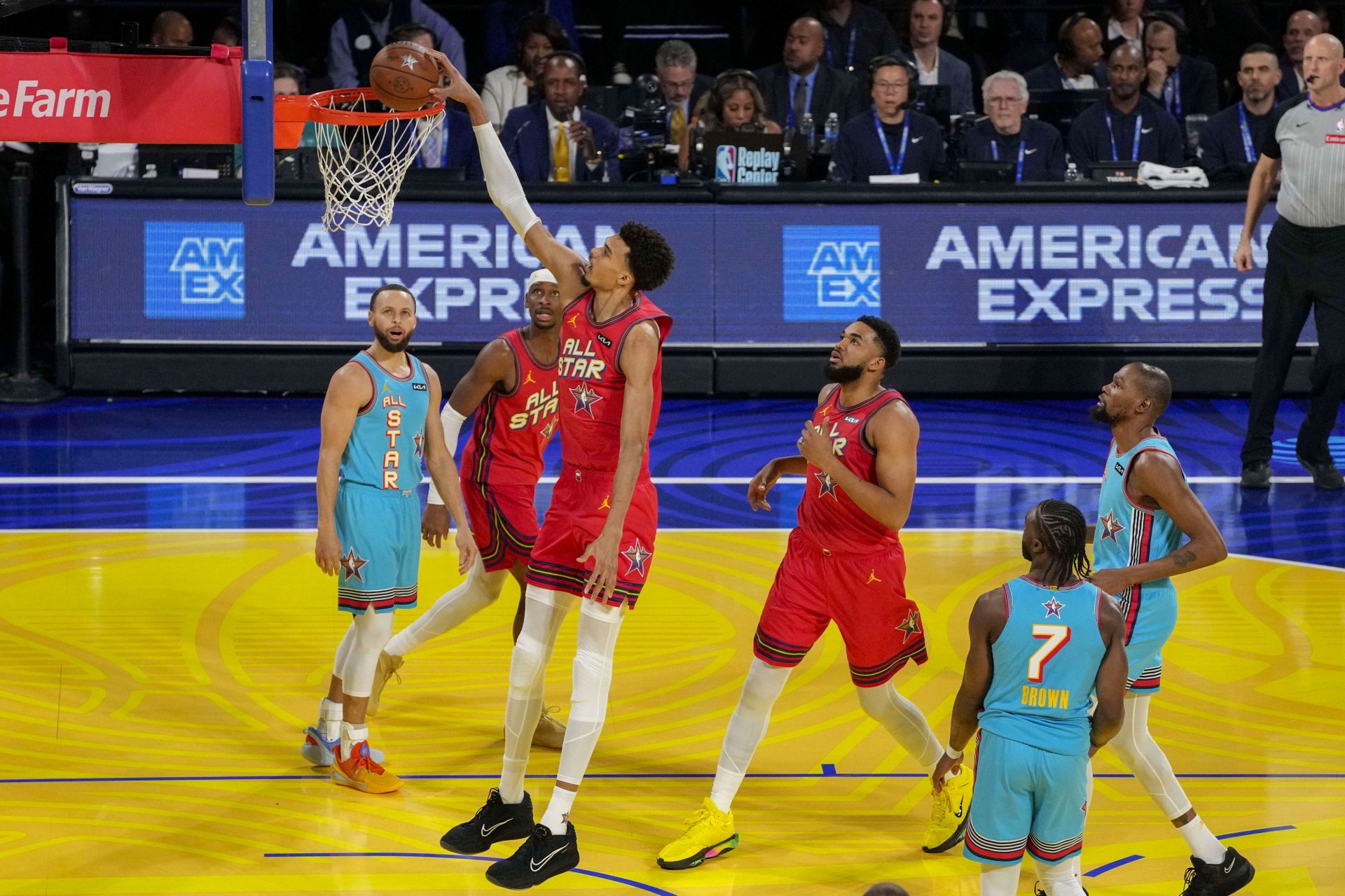 Chuck’s Global Stars forward Victor Wembanyama (1) of the San Antonio Spurs shoots against Shaq’s OGs guard Stephen Curry (30) of the Golden State Warriors during the 2025 NBA All Star Game at Chase Center.
