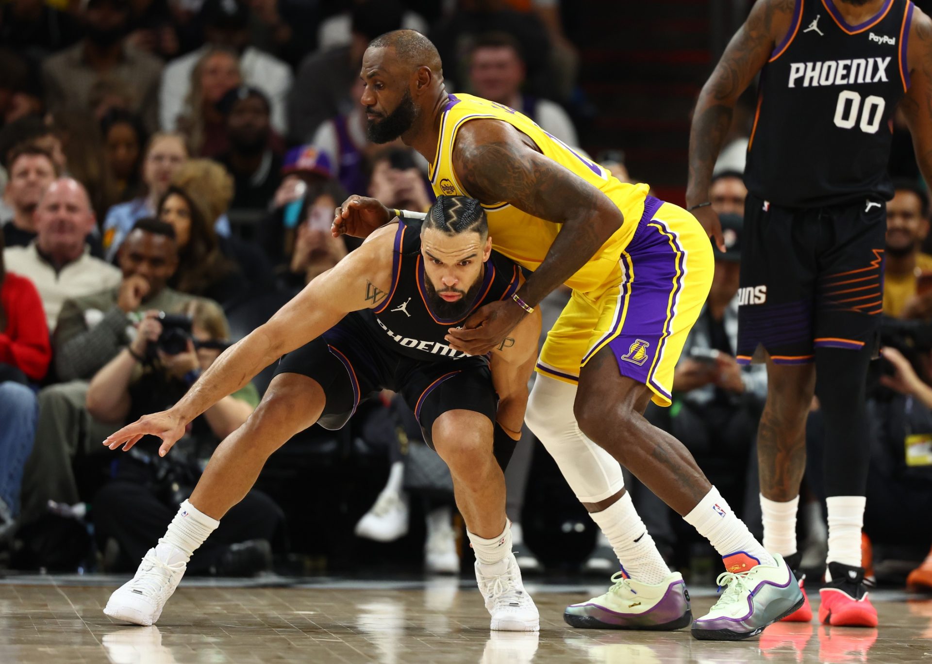 Los Angeles Lakers forward LeBron James (23) against Phoenix Suns forward Dillon Brooks (3) at Mortgage Matchup Center.