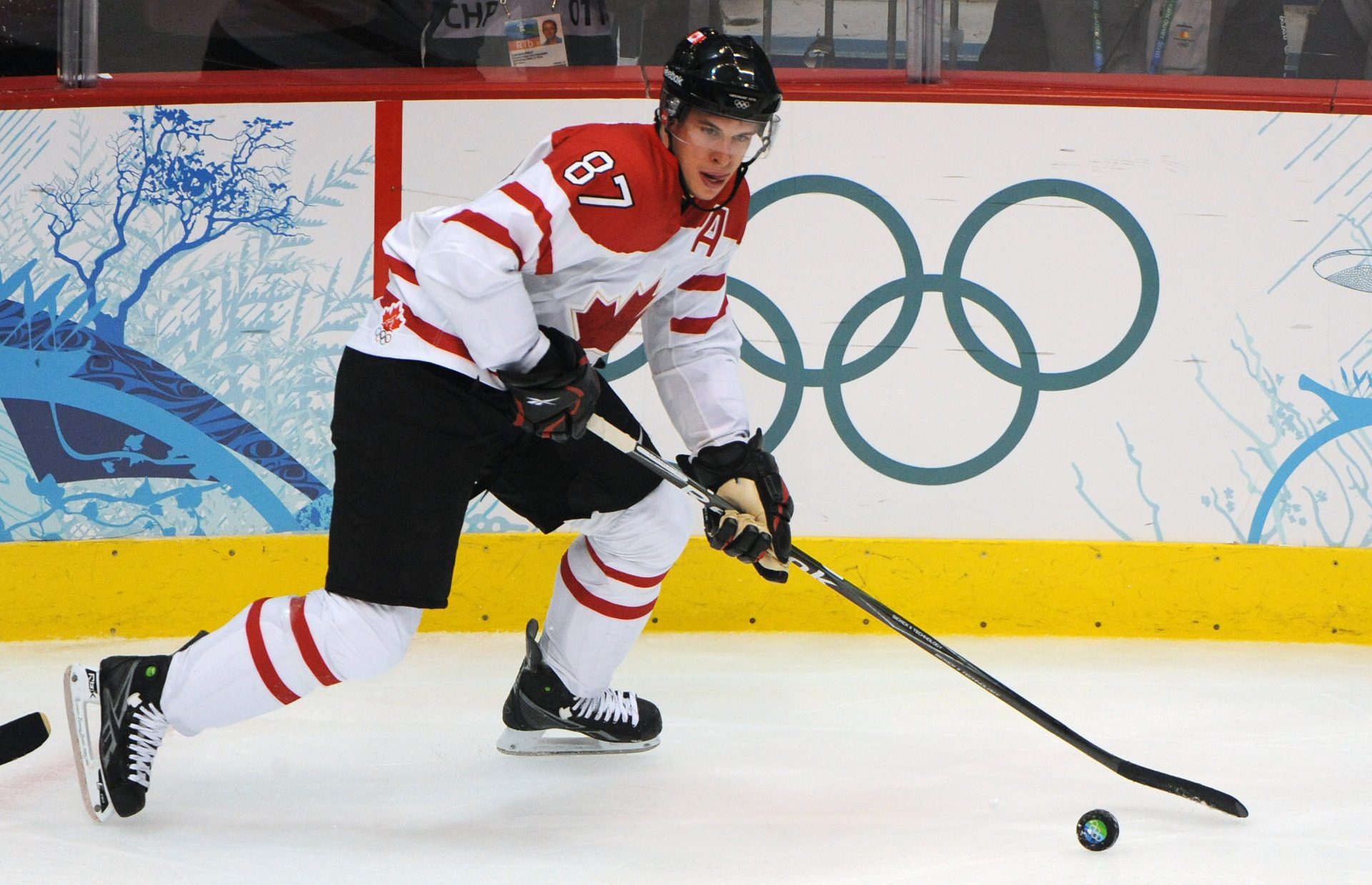 Canada forward Sidney Crosby (87) controls the puck in the first period against Slovakia during the mens hockey semifinal match in the 2010 Vancouver Winter Olympics at Canada Hockey Place.
