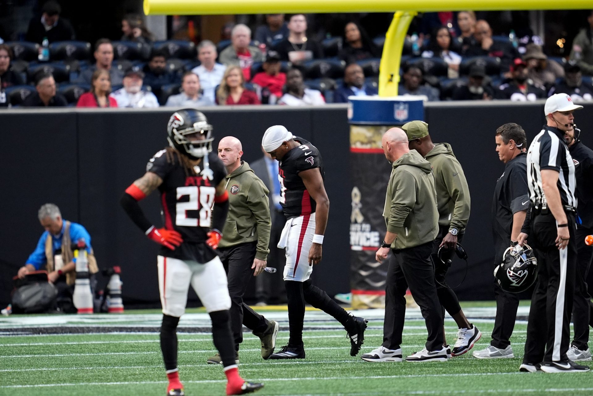 Michael Penix Jr. exiting the field with knee injury - Atlanta Falcons vs. Carolina Panthers - Source: Imagn