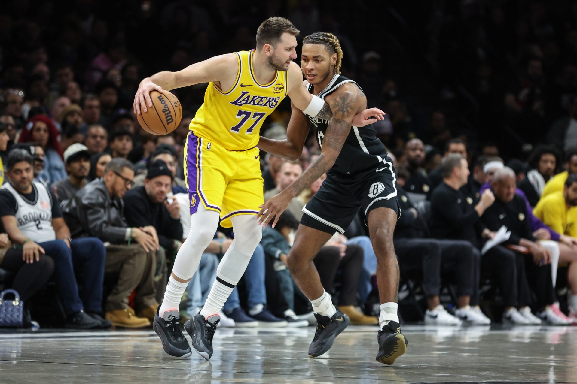 Los Angeles Lakers guard Luka Doncic (77) looks to drive past Brooklyn Nets forward Noah Clowney (21) in the second quarter at Barclays Center.