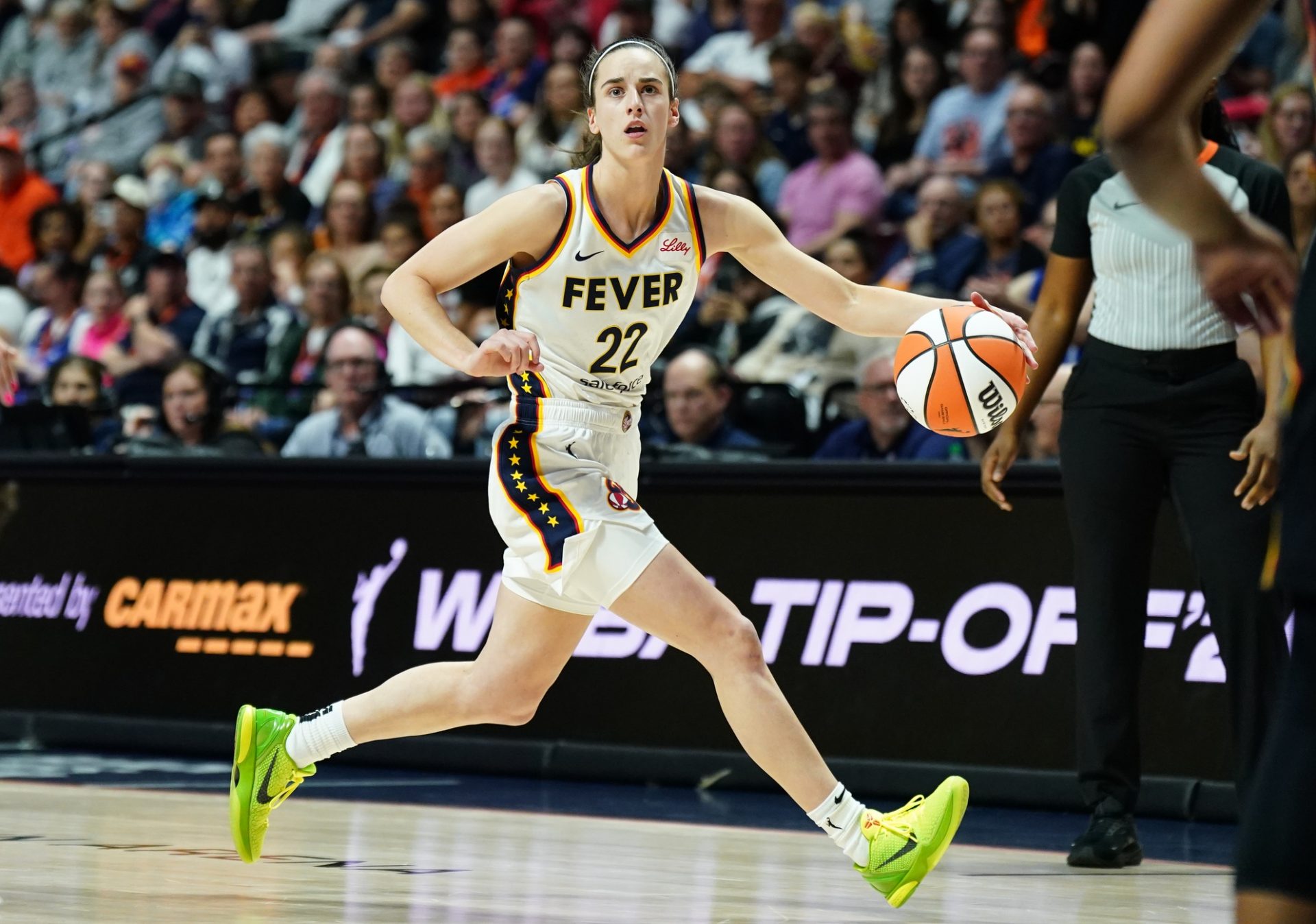 Indiana Fever guard Caitlin Clark (22) returns the ball against the Connecticut Sun in the first quarter at Mohegan Sun Arena. - Source: Imagn
