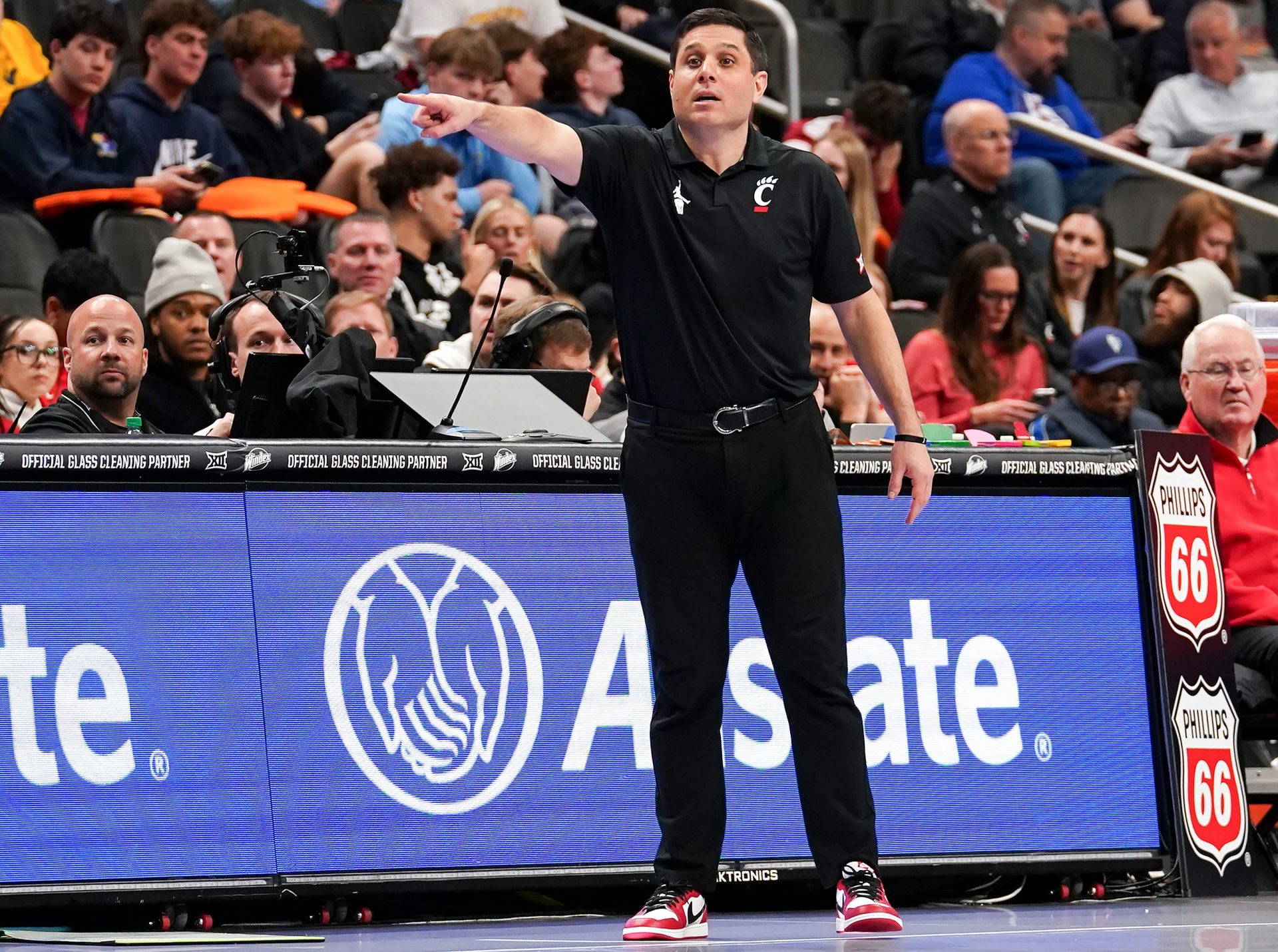 Wes Miller during a game - Source - IMAGN