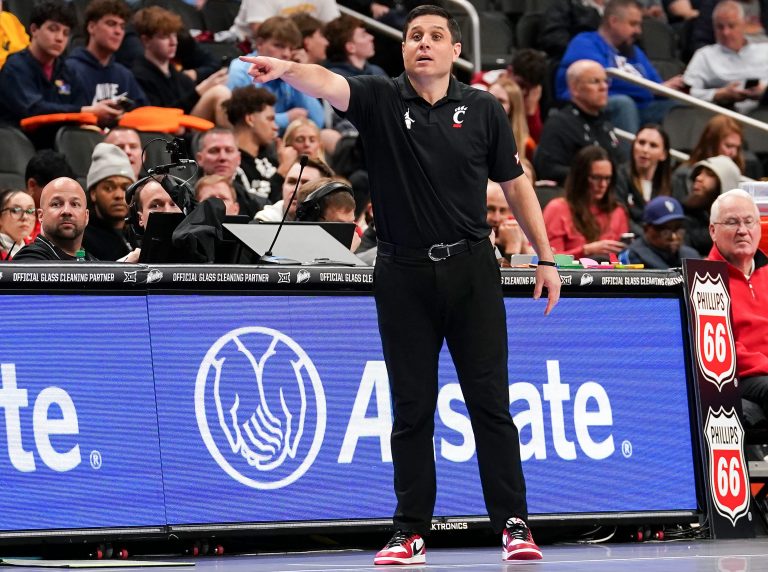 Wes Miller during a game - Source - IMAGN