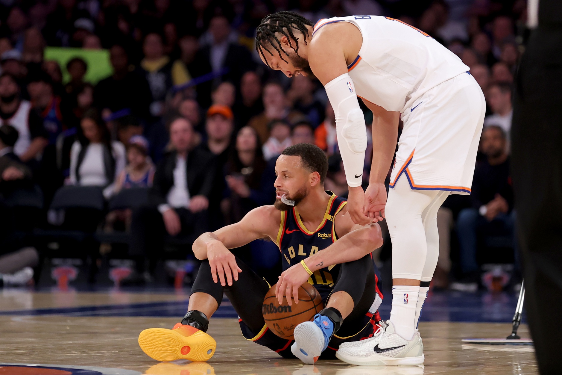 New York Knicks guard Jalen Brunson (11) and Golden State Warriors guard Stephen Curry (30) react during the third quarter at Madison Square Garden - Source: Imagn Images