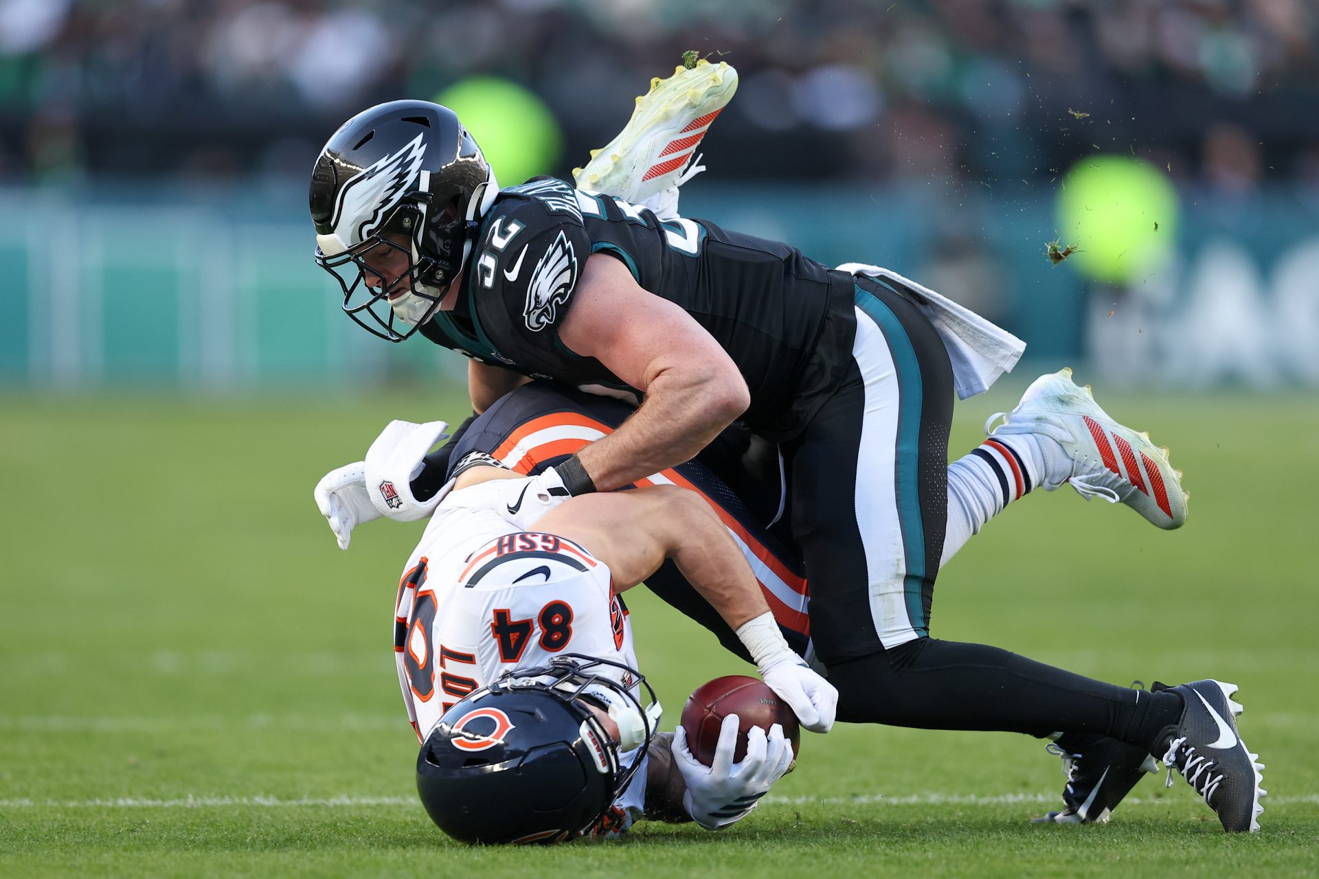 Philadelphia Eagles safety Reed Blankenship (32) tackles Chicago Bears tight end Colston Loveland (84) during the first quarter of the game at Lincoln Financial Field. Credit: Imagn