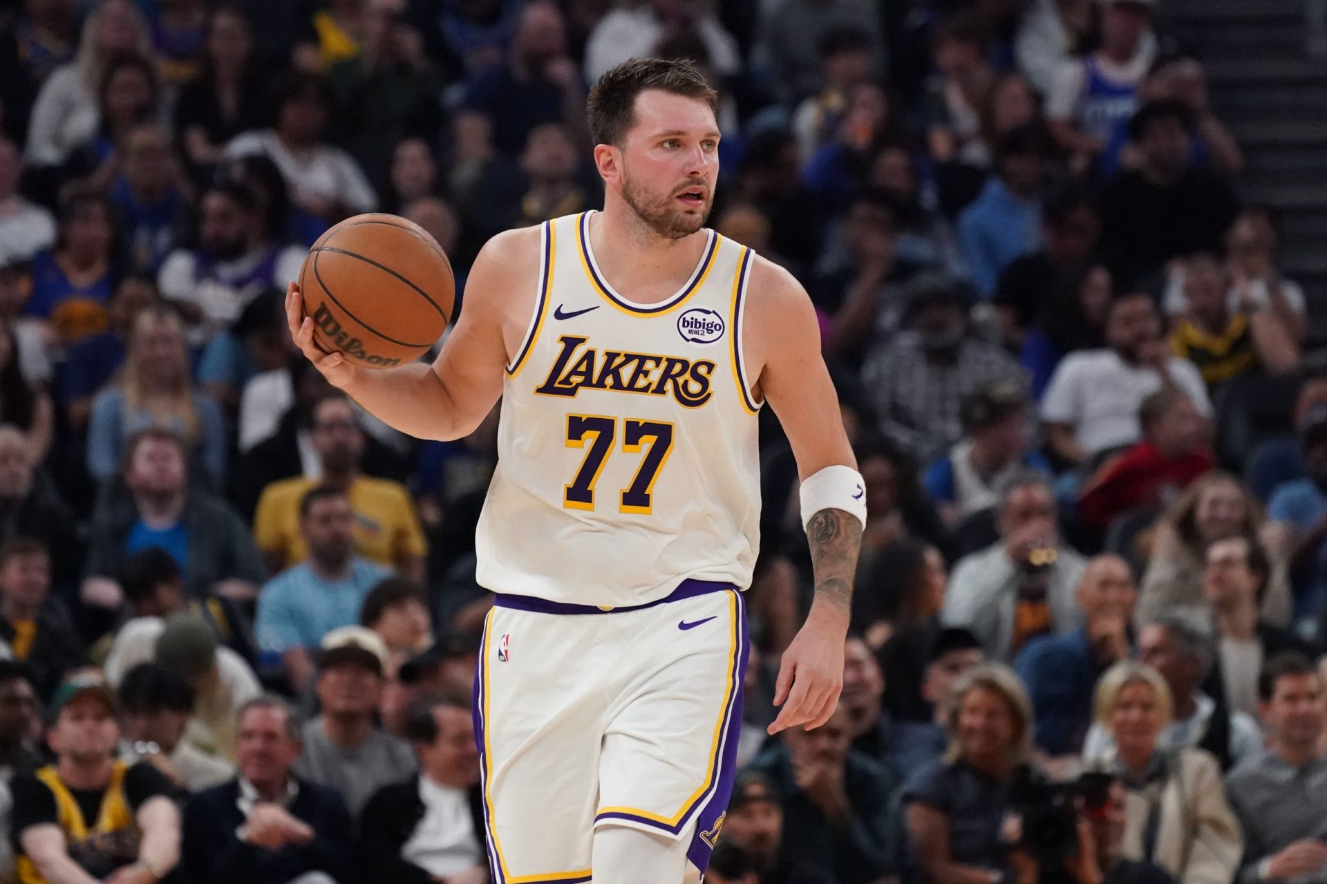 Los Angeles Lakers forward/guard Luka Doncic (77) dribbles upcourt against the Golden State Warriors - Source: Imagn