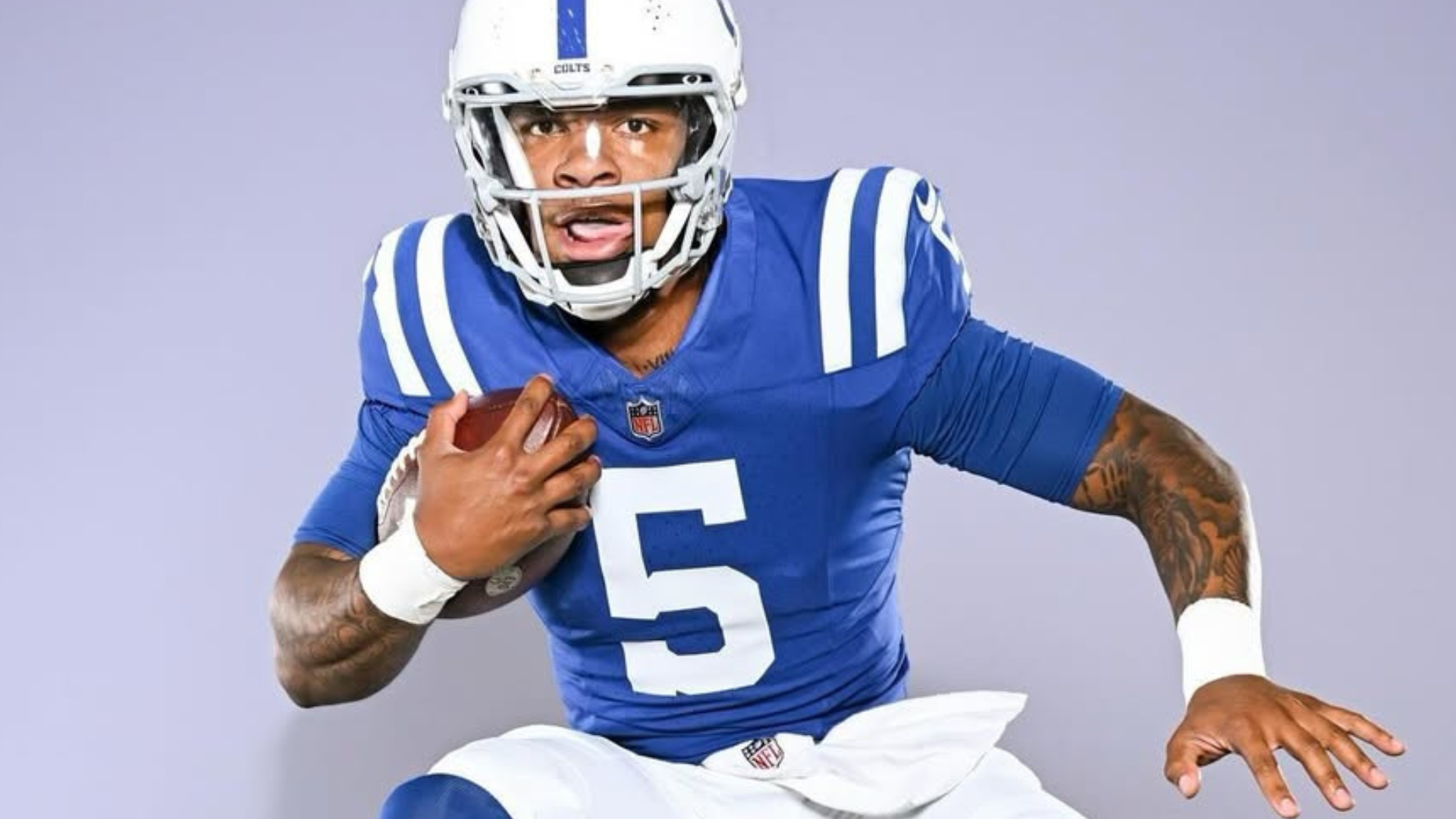 Anthony Richardson posing with his Indianapolis Colts uniform - Source: Imagn