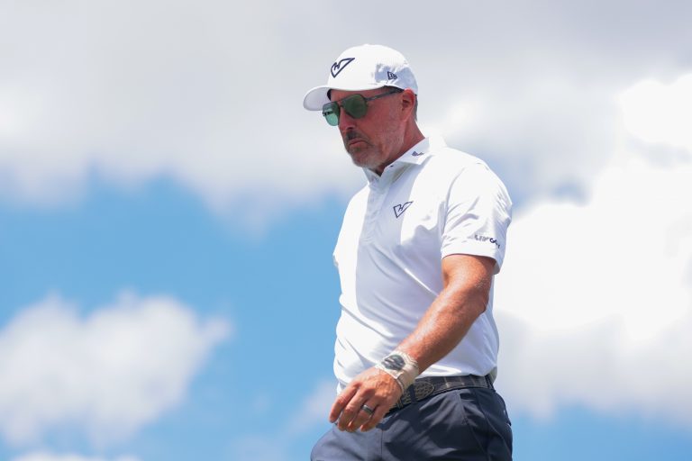 Phil Mickelson Pays His Tribute to Legendary Notre Dame Coach Lou Holtz – “Still Impacts Me Today”