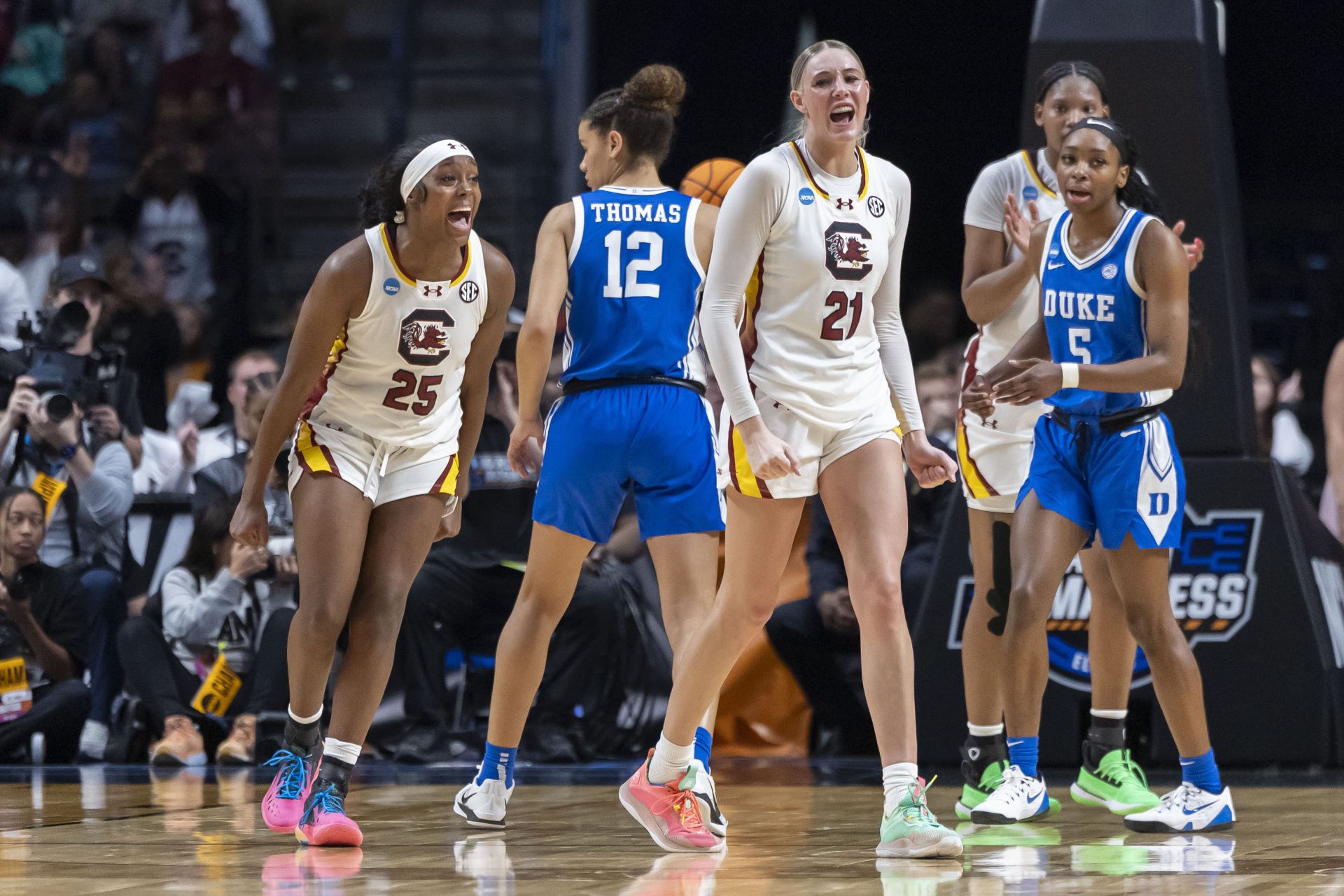 South Carolina Gamecocks' Raven Johnson, Chloe Kitts.
Source: Vasha Hunt-Imagn Images