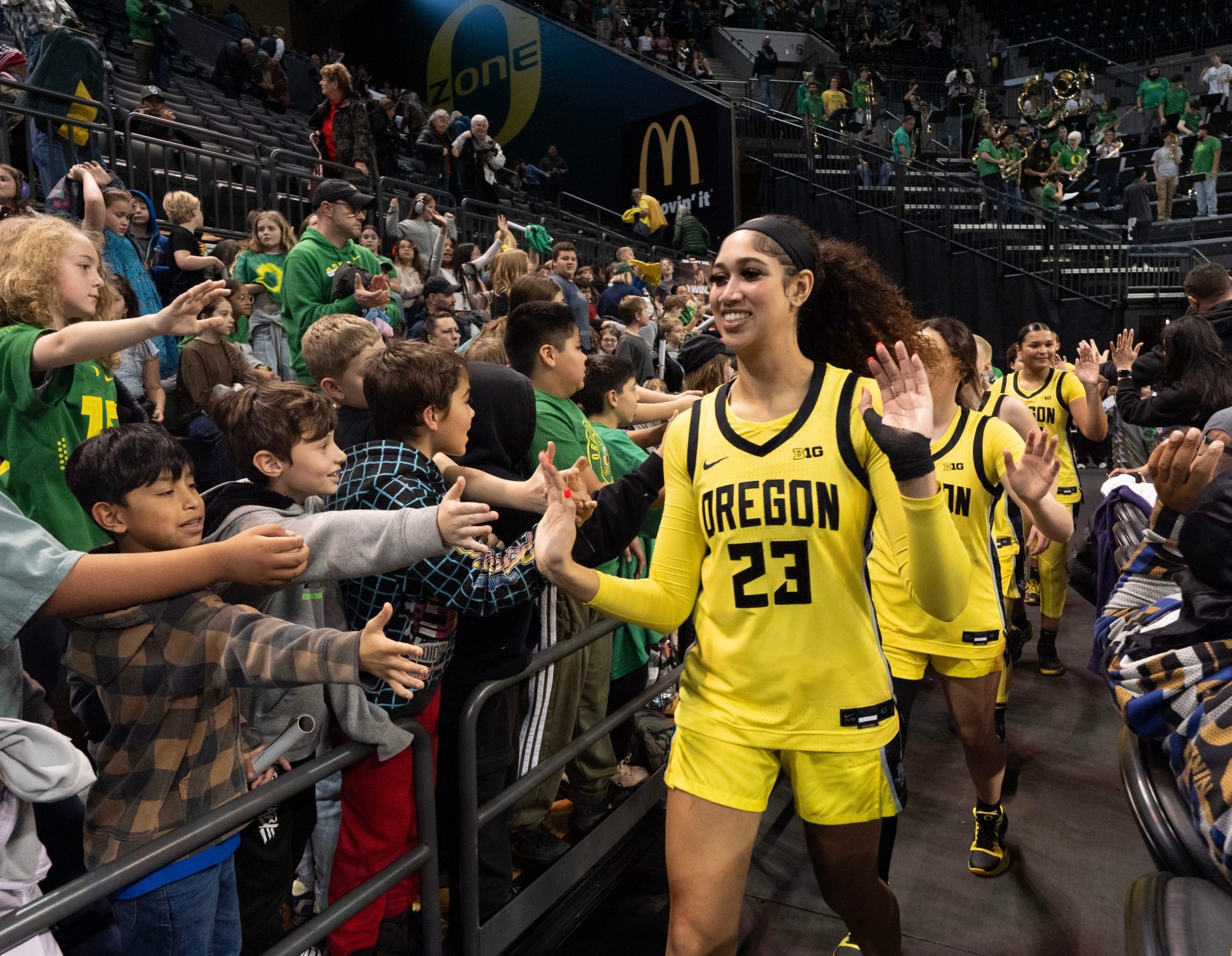 Oregon’s Sarah Rambus celebrates with children from area schools after the Duck’s game against Portland - 
Source: Imagn