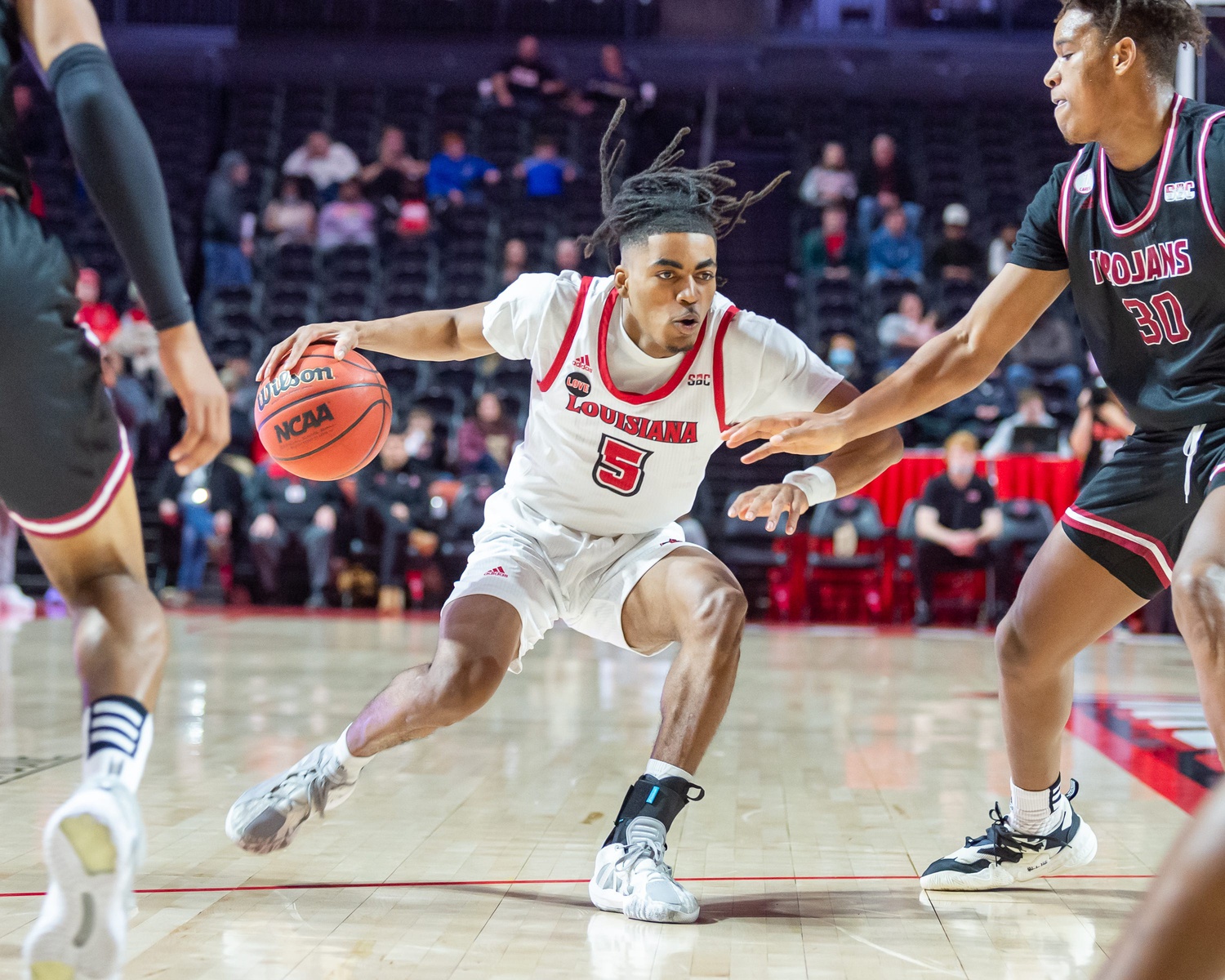 Jalen Dalcourt moves the ball as the Louisiana Ragin Cajuns take on the Troy Trojans.  Saturday, Jan. 22, 2022. (Source: Imagn)