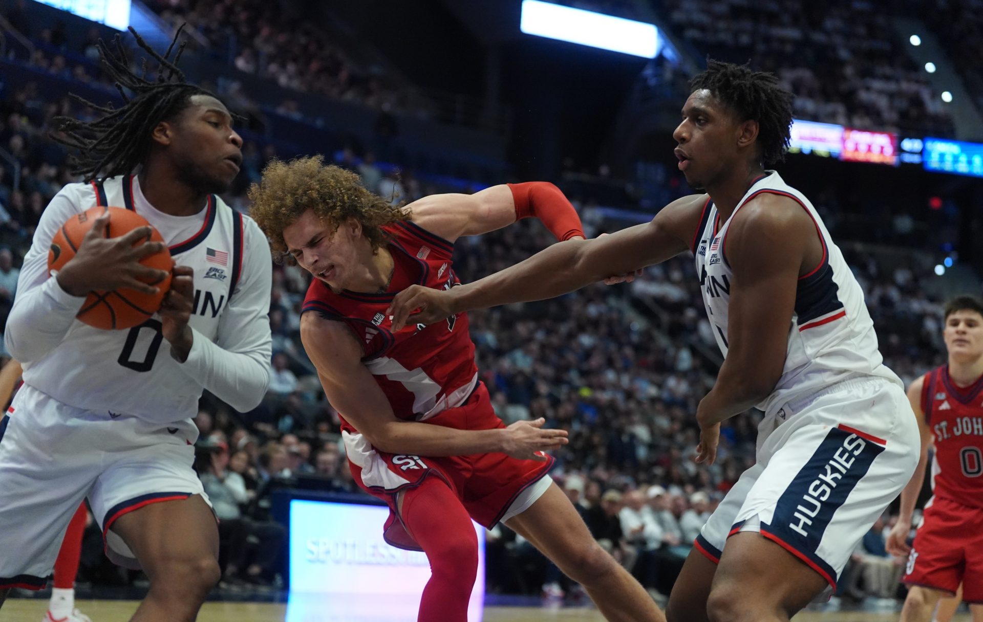 UConn Huskies forward Tarris Reed Jr. (5) and guard Malachi Smith (0) work for the ball against St. John's Red Storm forward Rubén Prey (17) -
Source: Imagn