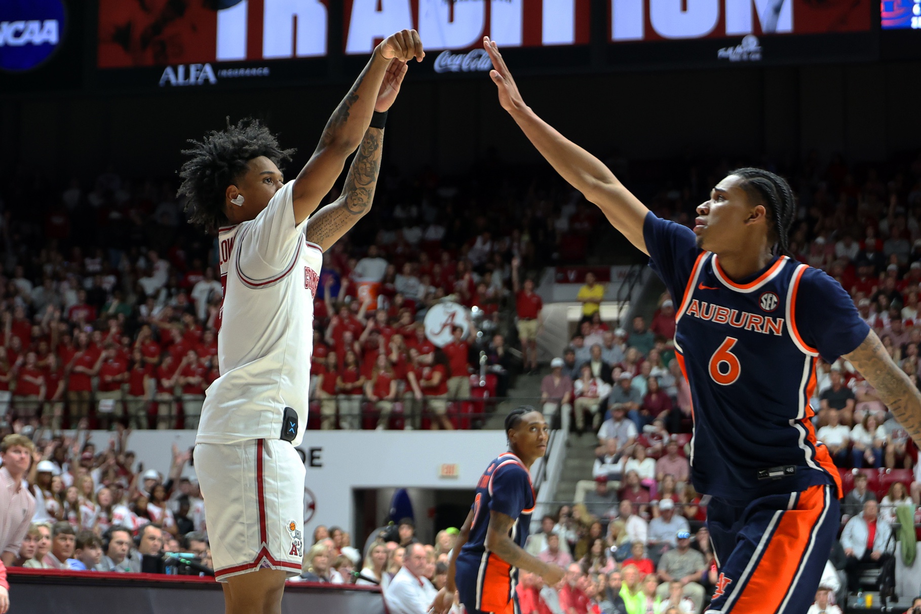Alabama Crimson Tide guard Aden Holloway (2) shoots a three pointer over Auburn Tigers guard Elyjah Freeman (6) during the second half -
Source: Imagn