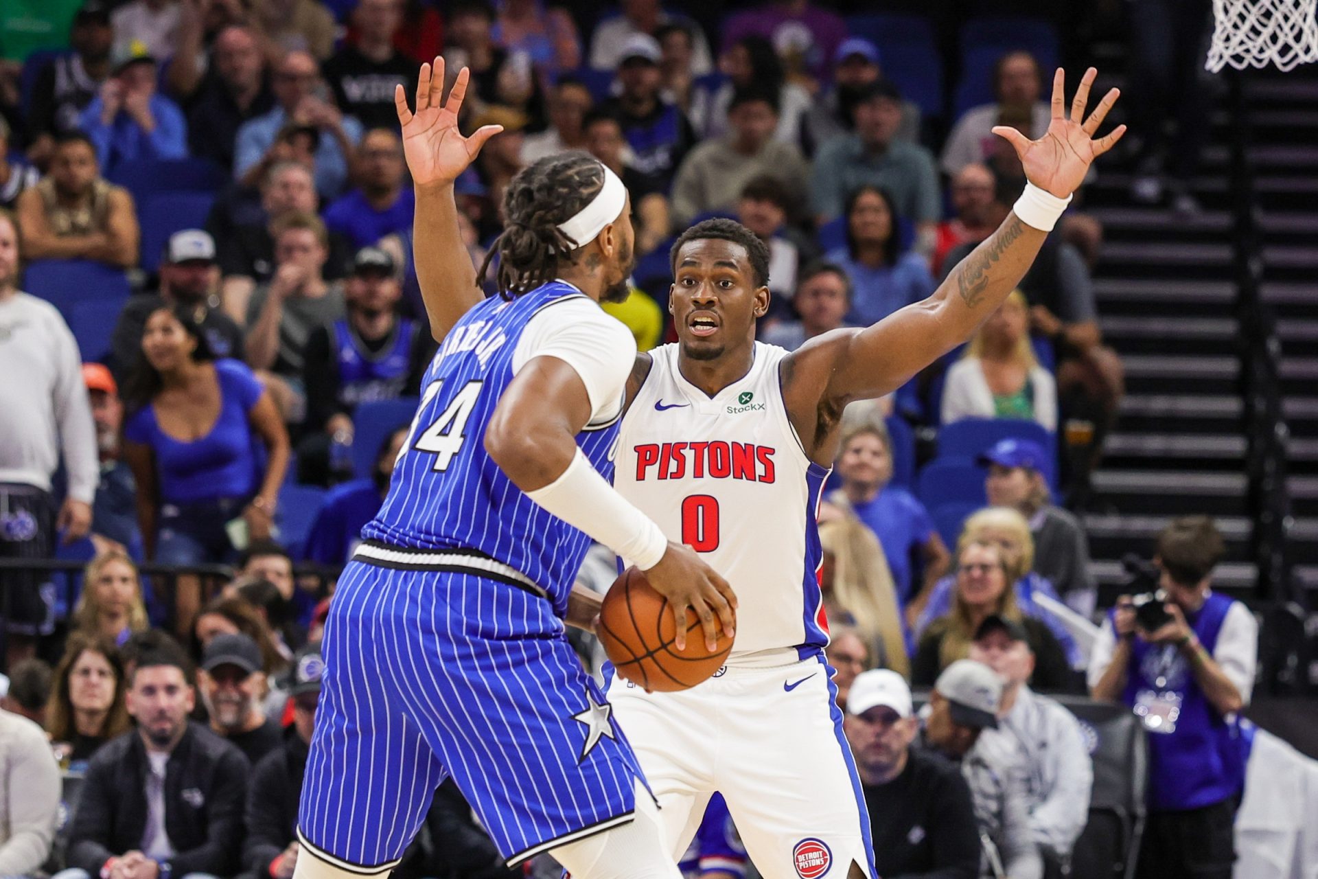 Detroit Pistons center Jalen Duren (0) defends Orlando Magic center Wendell Carter Jr. (34) during the first quarter at Kia Center - Source: Imagn Images