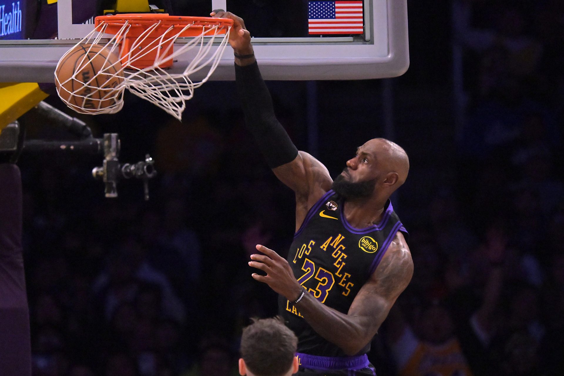 Los Angeles Lakers forward LeBron James (23) dunks in the second half against the Cleveland Cavaliers at Crypto.com Arena - Source: Imagn Images