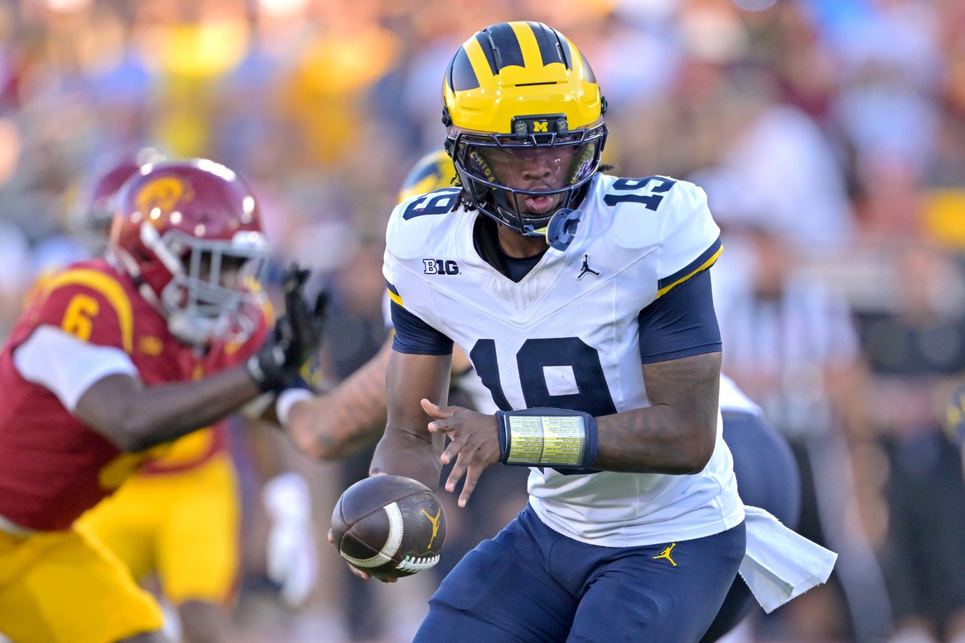 Michigan Wolverines quarterback Bryce Underwood (19) hands off the ball in the first half against the USC Trojans at United Airlines Field at the Los Angeles Memorial Coliseum. Source: Imagn
