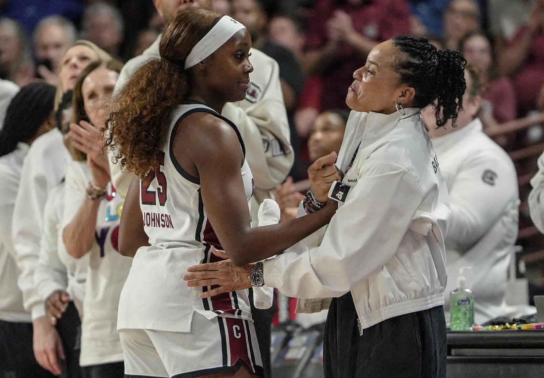 Dawn Staley with Raven Johnson - IMAGN