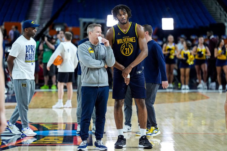 Michigan head coach Dusty May talks to forward Morez Johnson Jr.
Source: Imagn Images
