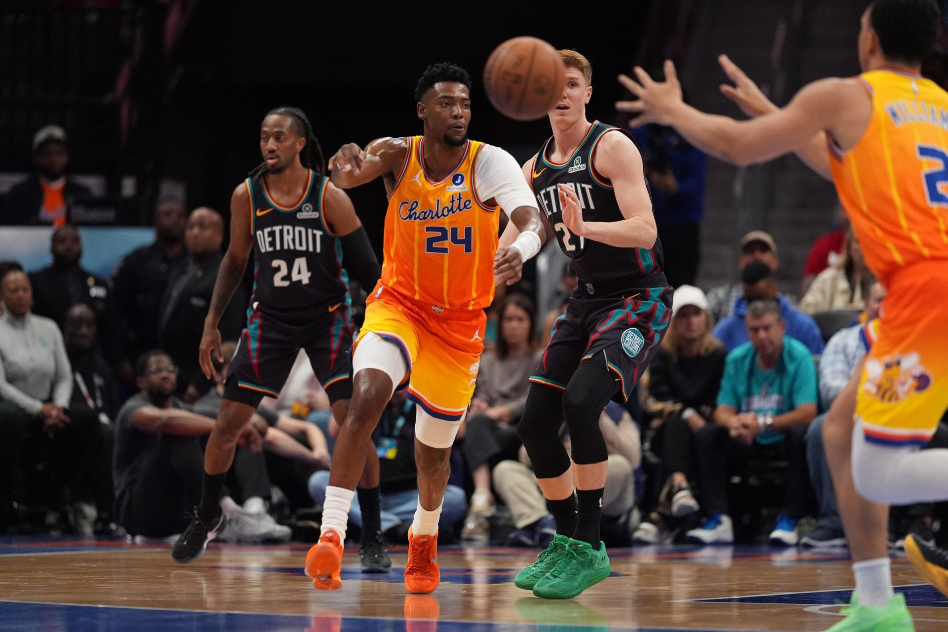 Charlotte Hornets forward Brandon Miller (24) passes the ball to forward Grant Williams (2) during first quarter against the Detroit Pistons at Spectrum Center. - Source: Imagn