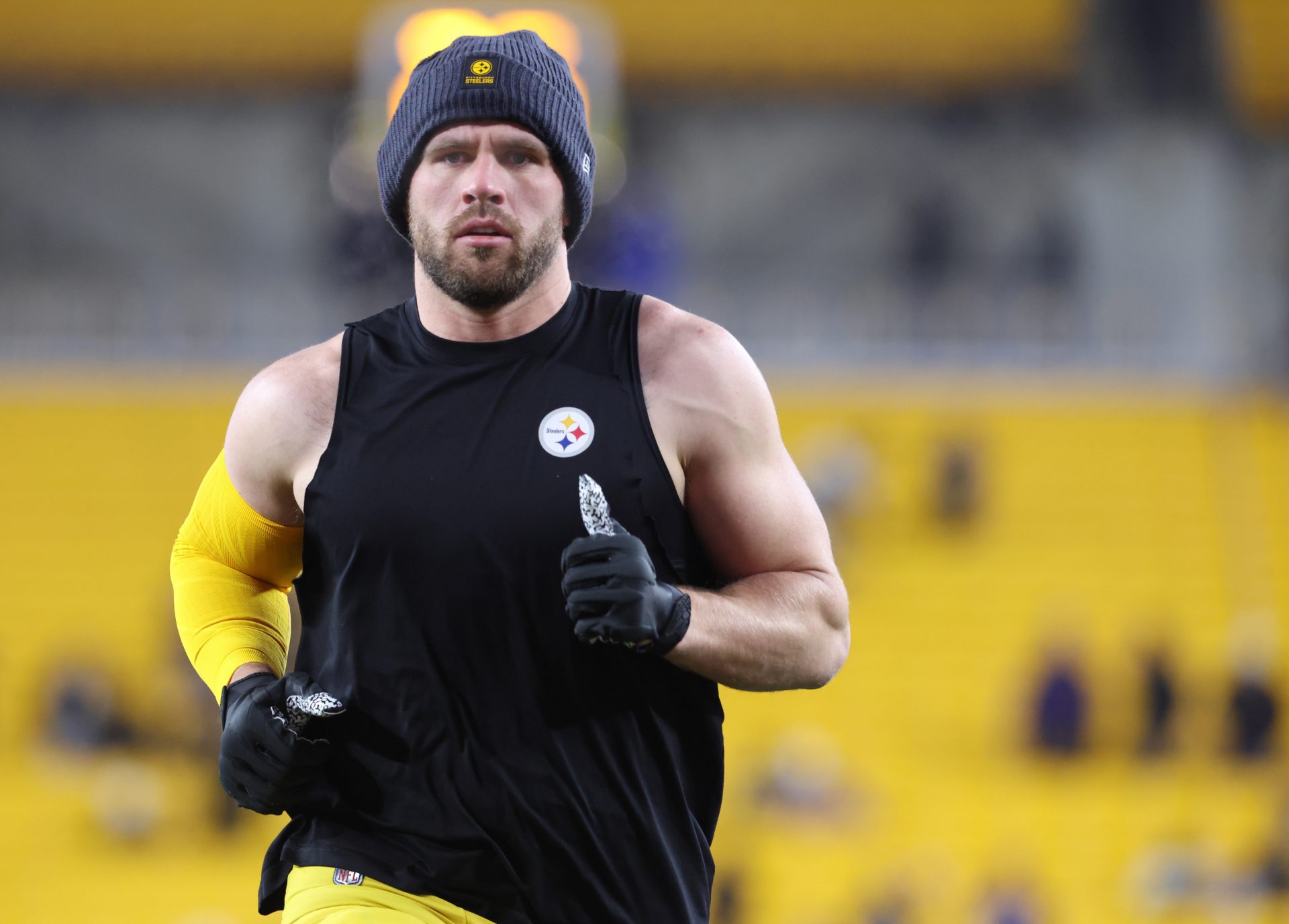 Pittsburgh Steelers linebacker T.J. Watt (90) warms up before the game against the Baltimore Ravens at Acrisure Stadium.