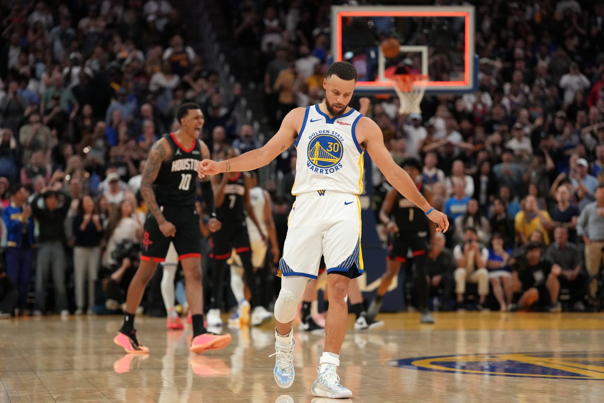 Golden State Warriors guard Stephen Curry (30) reacts after missing the final shot of the game against the Houston Rockets in the fourth quarter at the Chase Center - Source: Imagn Images