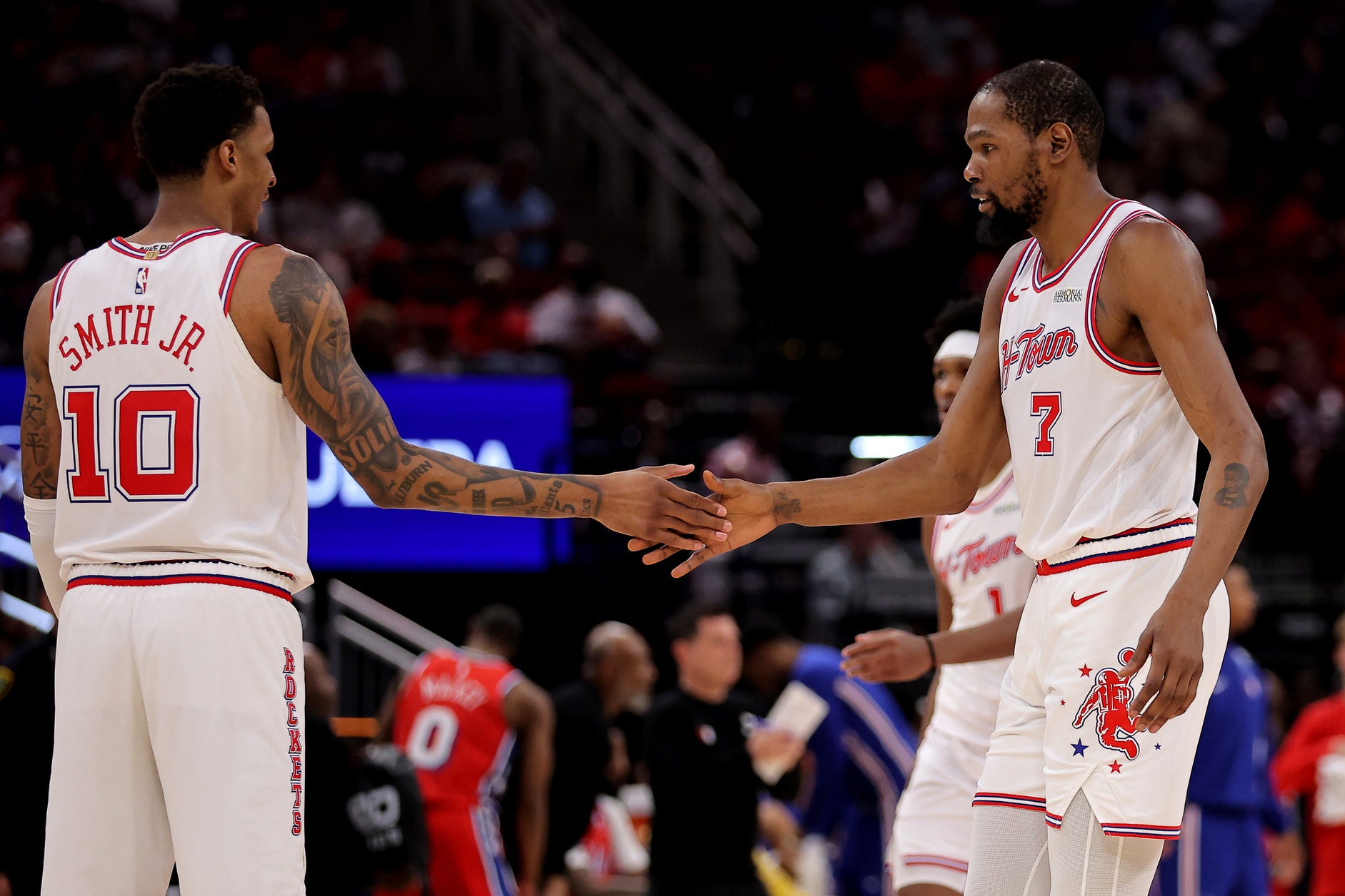 Houston Rockets forward Jabari Smith Jr. (10) shakes hands with forward Kevin Durant (7) after a made basket against the Philadelphia 76ers during the third quarter at Toyota Center. - Source: Imagn