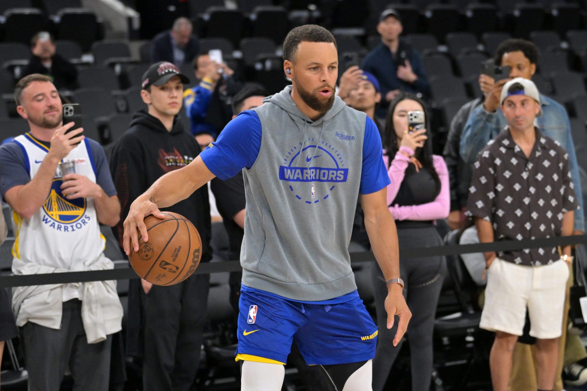 Golden State Warriors guard Stephen Curry (30) warms up prior to the game against the Los Angeles Clippers for the play-in rounds of the 2026 NBA Playoffs at Intuit Dome.