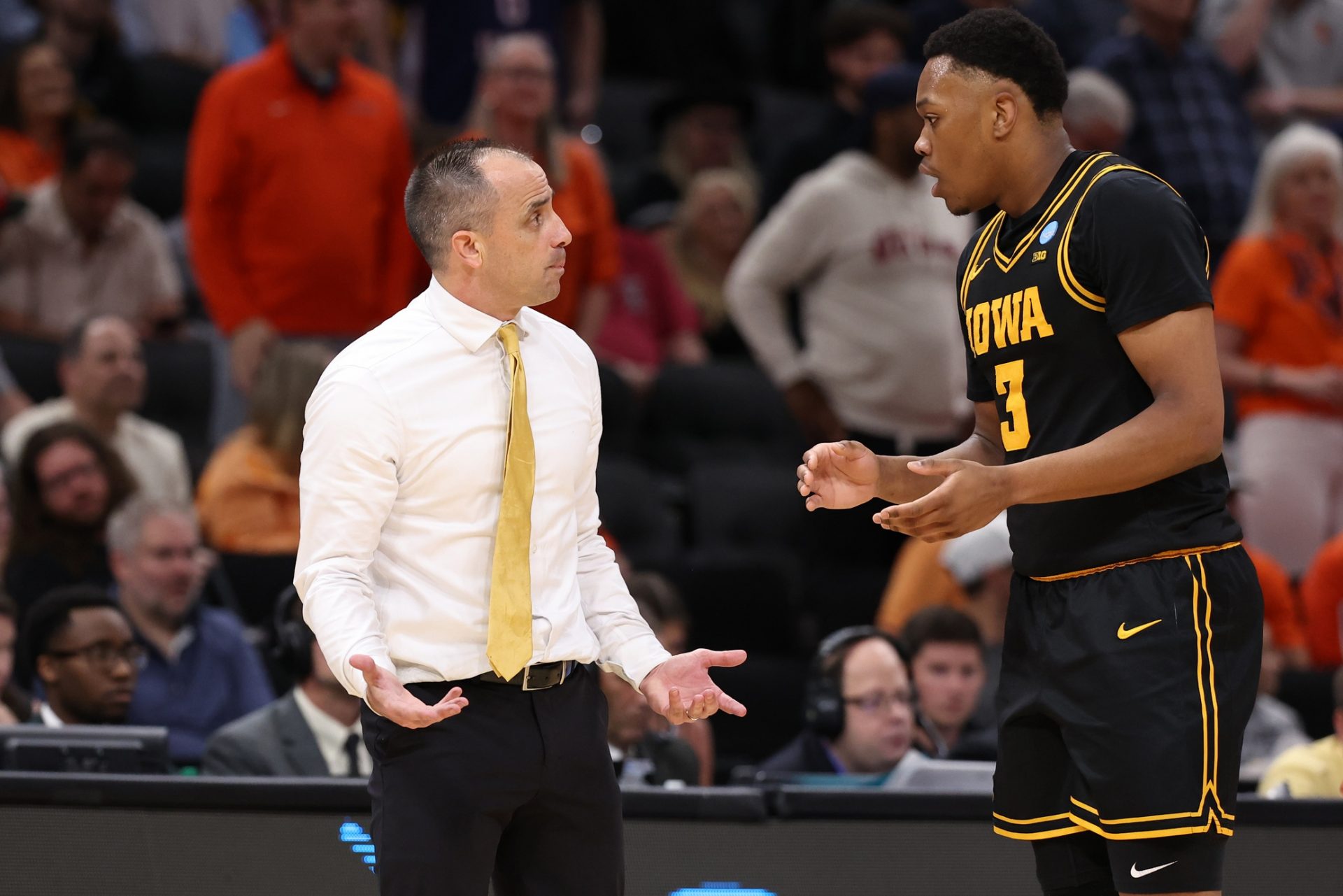 Iowa Hawkeyes head coach Ben McCollum talks with forward Cam Manyawu (3) in the second half against the Illinois Fighting Illini during an Elite Eight game of the South Regional of the men's 2026 NCAA Tournament at Toyota Center. Source: Imagn