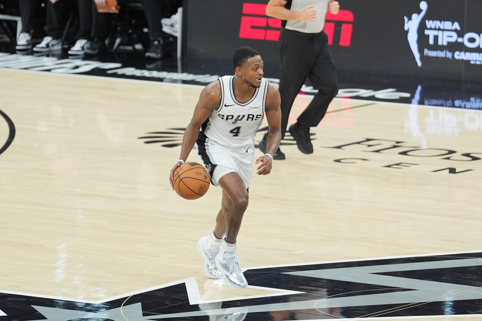 Is De'Aaron Fox Playing Tonight? Injury Concerns For Spurs Guard Remain Ahead of Game 2 vs. Thunder (May 20) - Source: Imagn Images