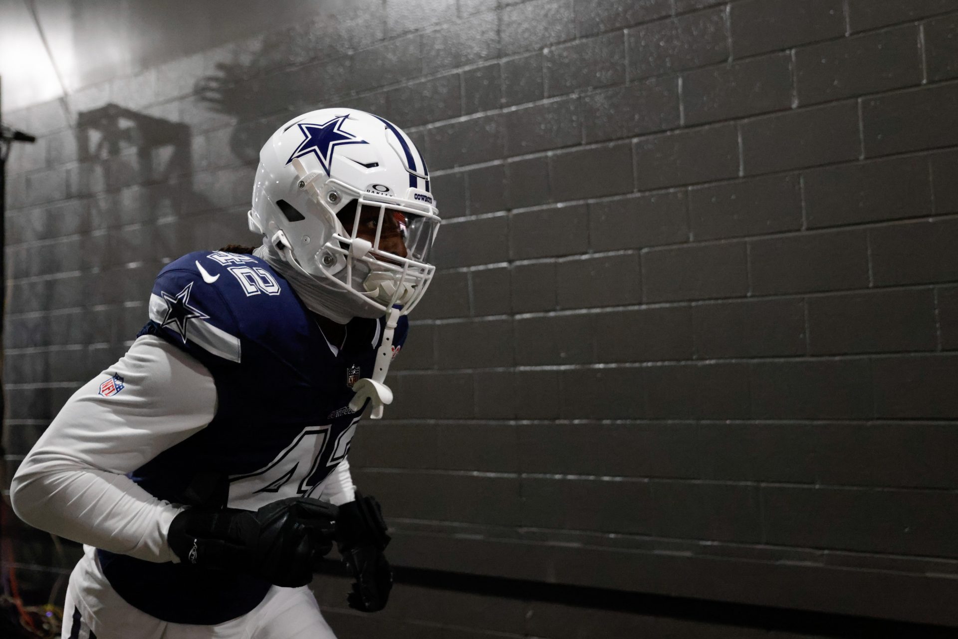 Dallas Cowboys defensive end Jadeveon Clowney (42) runs onto the field prior to the game against the Washington Commanders at Northwest Stadium.