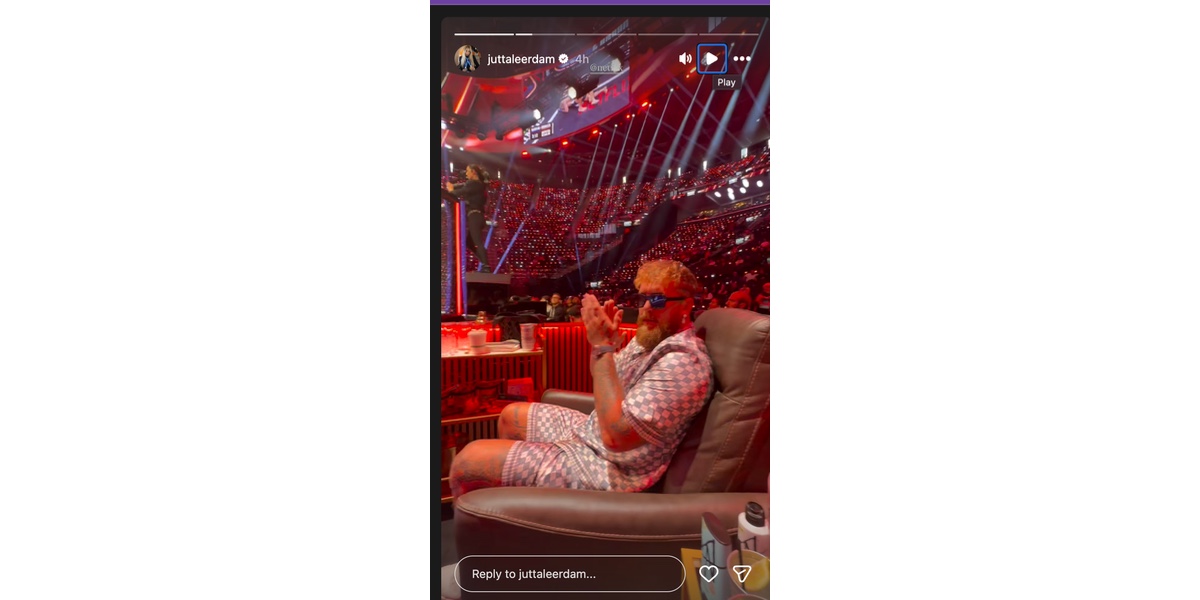 Leerdam's sitting with Paul at the MVP MMA event - (Image via Instagram/ @juttaleerdam)