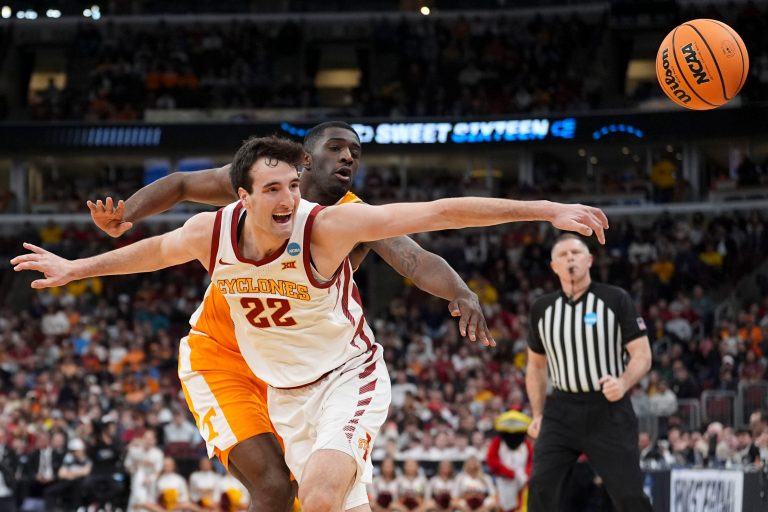 Tennessee forward DeWayne Brown II (6) and Iowa State forward Milan Momcilovic (22) chase after the loose ball during the NCAA Tournament Sweet 16 college basketball game at the United Center in Chicago on March 27, 2026. Credits: Imagn