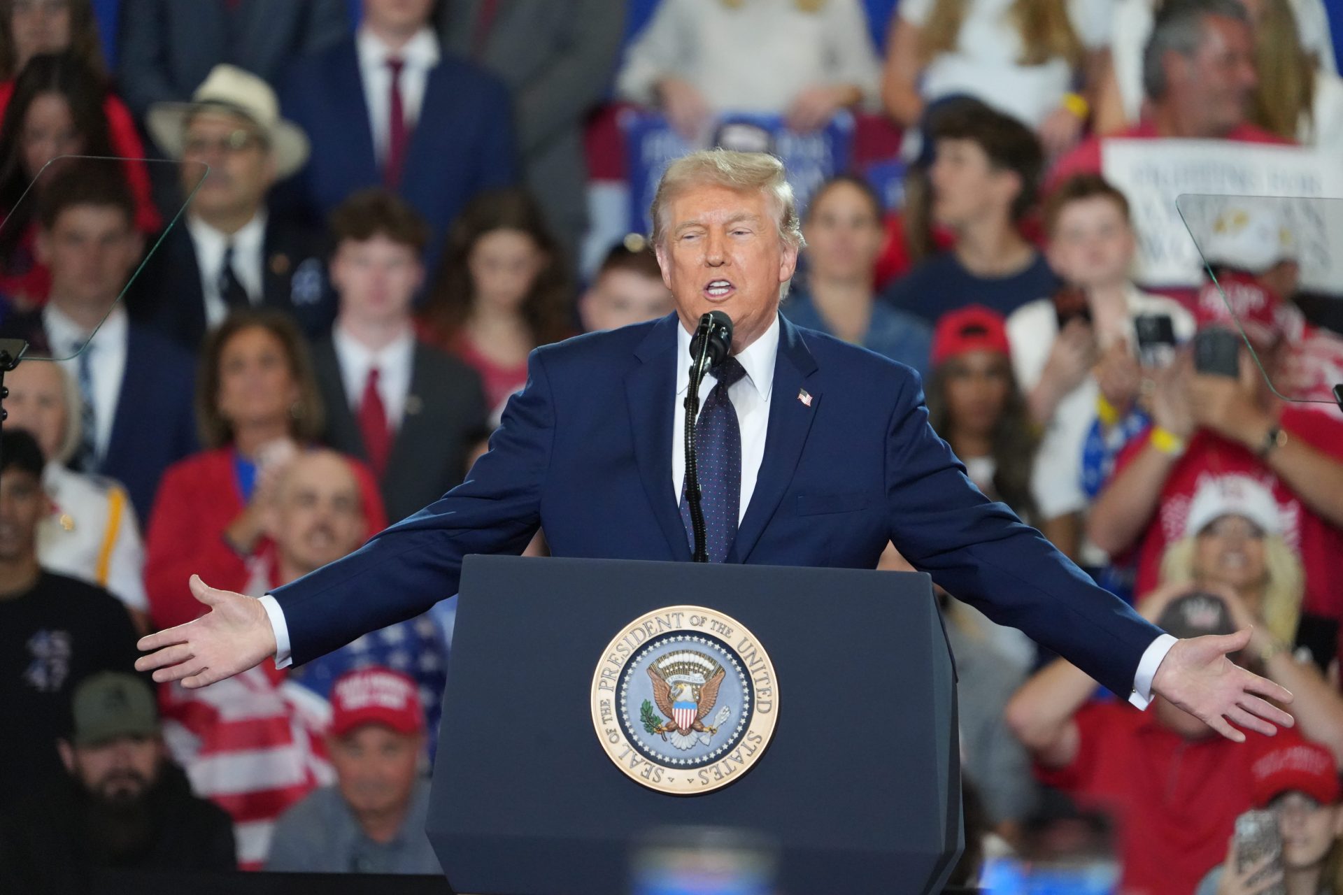 Knicks Fan Donald Trump Eyes Blockbuster Return to MSG in NBA Finals as Per Major Report - Source: Imagn Images