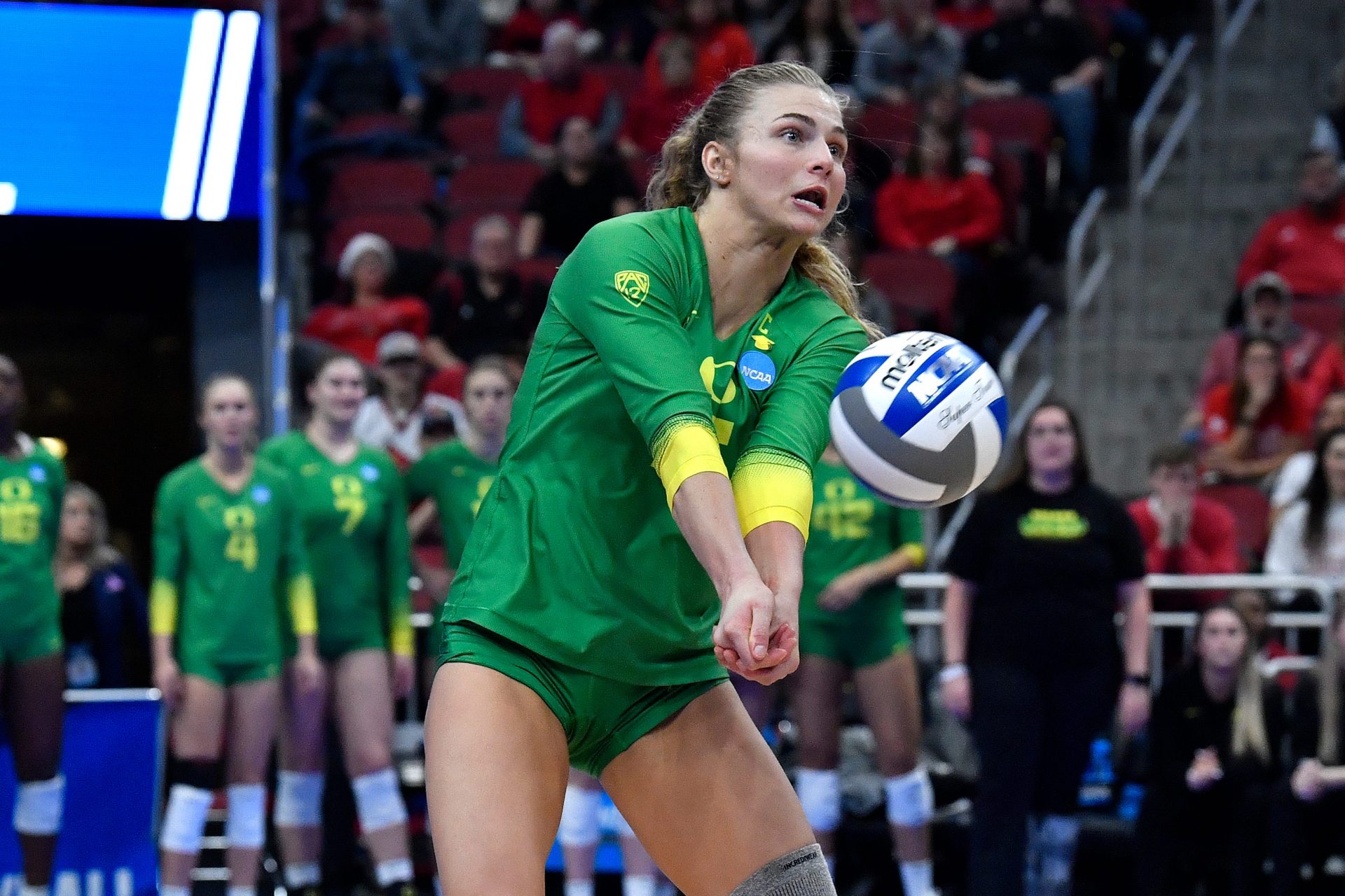 Oregon's Brooke Nuneviller (5) sets the ball for her teammates during their NCAA Regional Final game against Louisville, Saturday, Dec. 10 2022 in Louisville Ky. Louisville defeated Oregon and will advance to the Final Four.

Voboregontde003