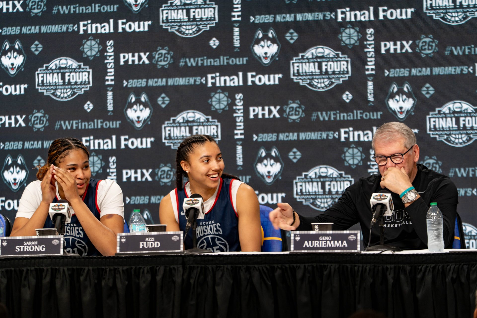 Sarah Strong, Azzi Fudd, Geno Auriemma - Source: Imagn