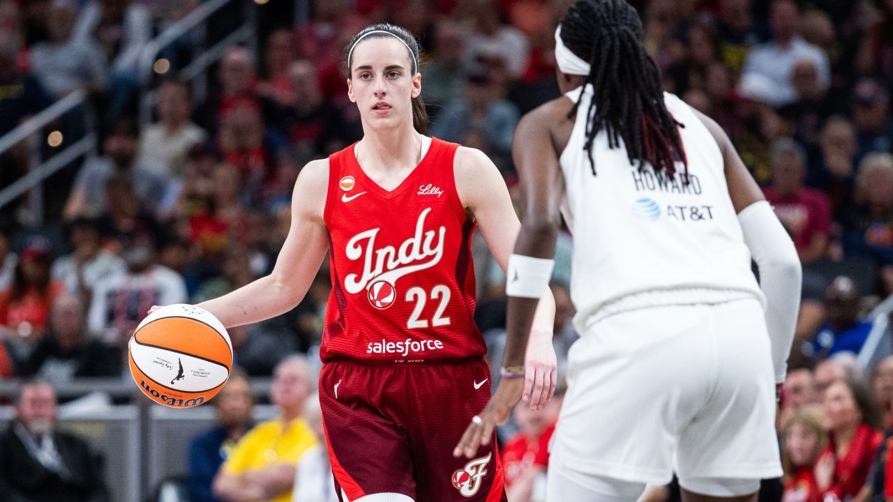 Indiana Fever guard Caitlin Clark (22) dribbles against Atlanta Dream guard Rhyne Howard (10) in the second half at Gainbridge Fieldhouse - Source: Imagn Images
