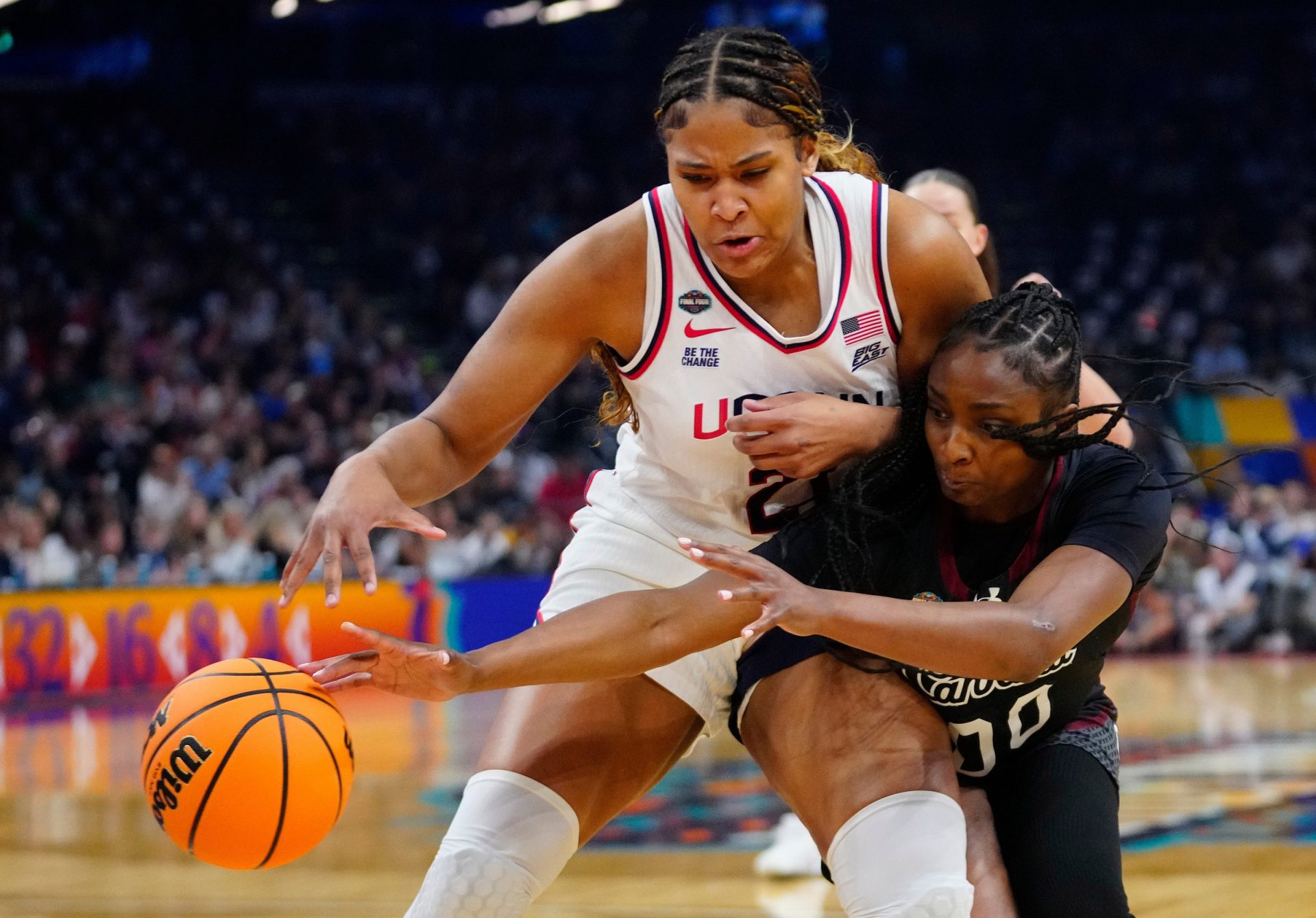 South Carolina guard Ta'Niya Latson (00) and Connecticut forward Sarah Strong (21) fight for a loose ball at Mortgage Matchup Center during the Women's Final Four in Phoenix on April 3, 2026. Credit: Imagn